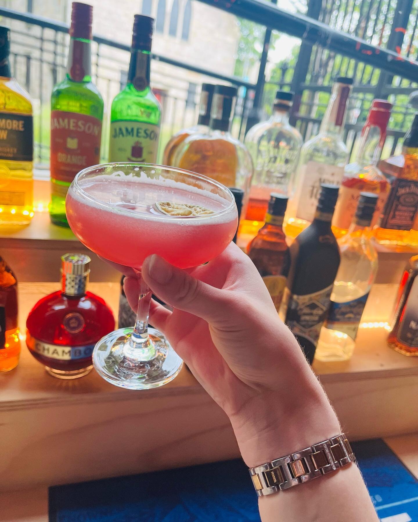 Ordering a COSMO at the bar makes you feel like the main character, am I right?🍸

The bonus is that it&rsquo;s only &pound;5!! 
(Monday-Wednesday) 

#bargabar #cosmopolitan #cocktail #paisley