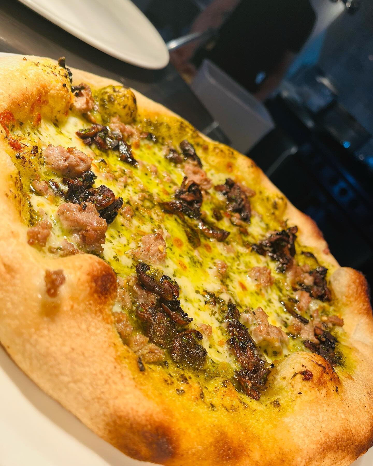 MAMMA MIA😮&zwj;💨🥵

Pesto base, mozzarella, Italian sausage and mushrooms🤤

Not your average pizza but definitely worth trying! 

#bargabar #pizza #paisley