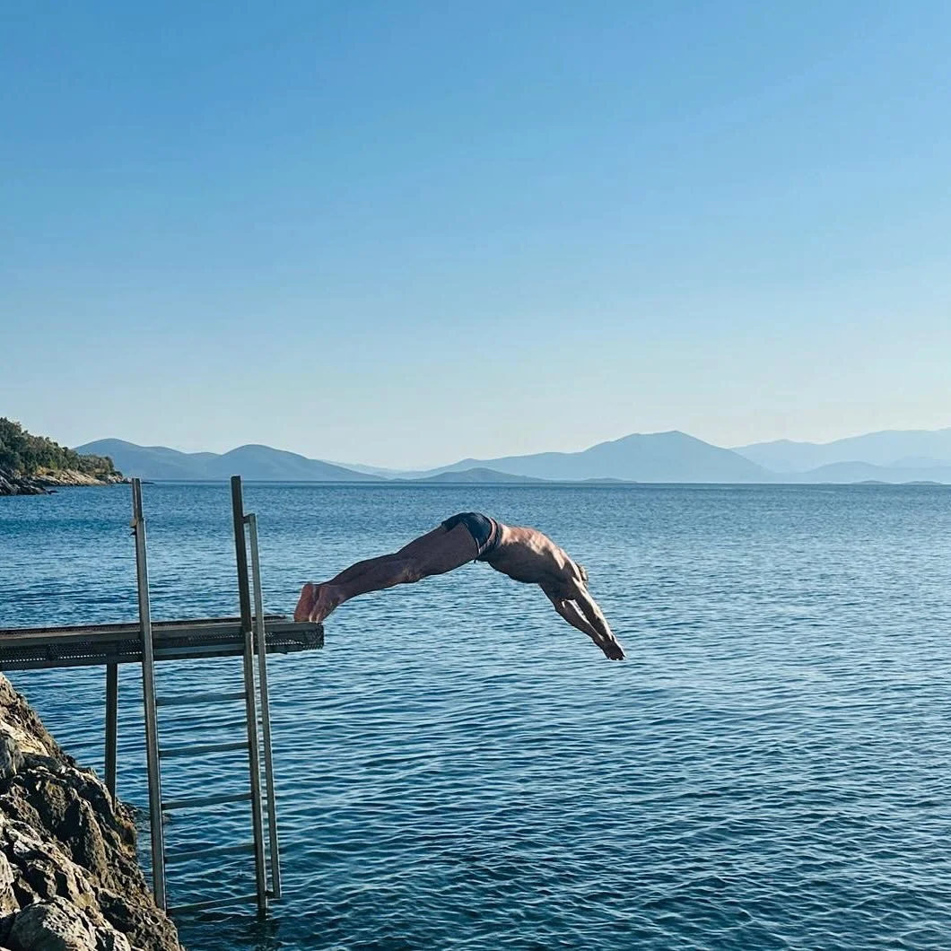 I was thinking of doing a coaching post about diving into challenges but I made a playlist instead! Something to ease you into the long weekend - afterall we all need to switch off to be able to switch on.

Link up there 👆in the bio (follow the exte