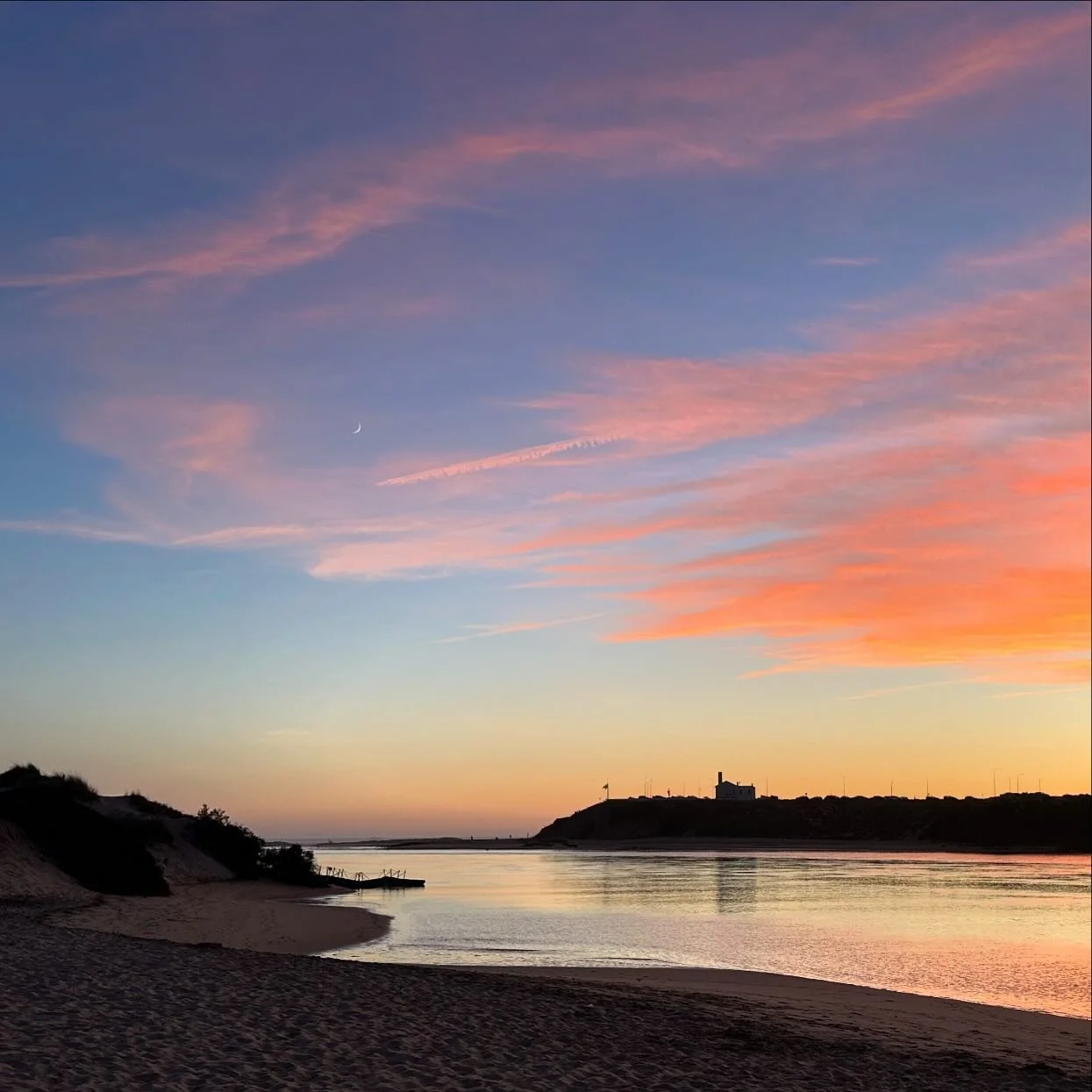 One of the exercises to distinguish between your Experiencing Self and Remembering Self, and how we are prepared to forego pleasure to capture memories, is to imagine a two-week holiday&hellip;🤔

Option 1: 🌴A perfect holiday&mdash;every moment is b