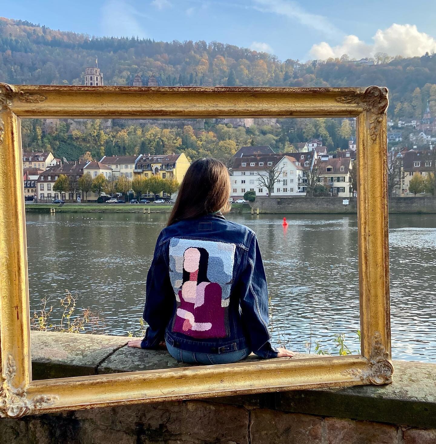 Let's be enigmatic, like the smile of the Mona Lisa. 
This jacket reinterprets the best known work of the genius Leonardo da Vinci, 'La Gioconda'. On its back there is a minimalist panel in bold colors representing the figure of the also known as &ls