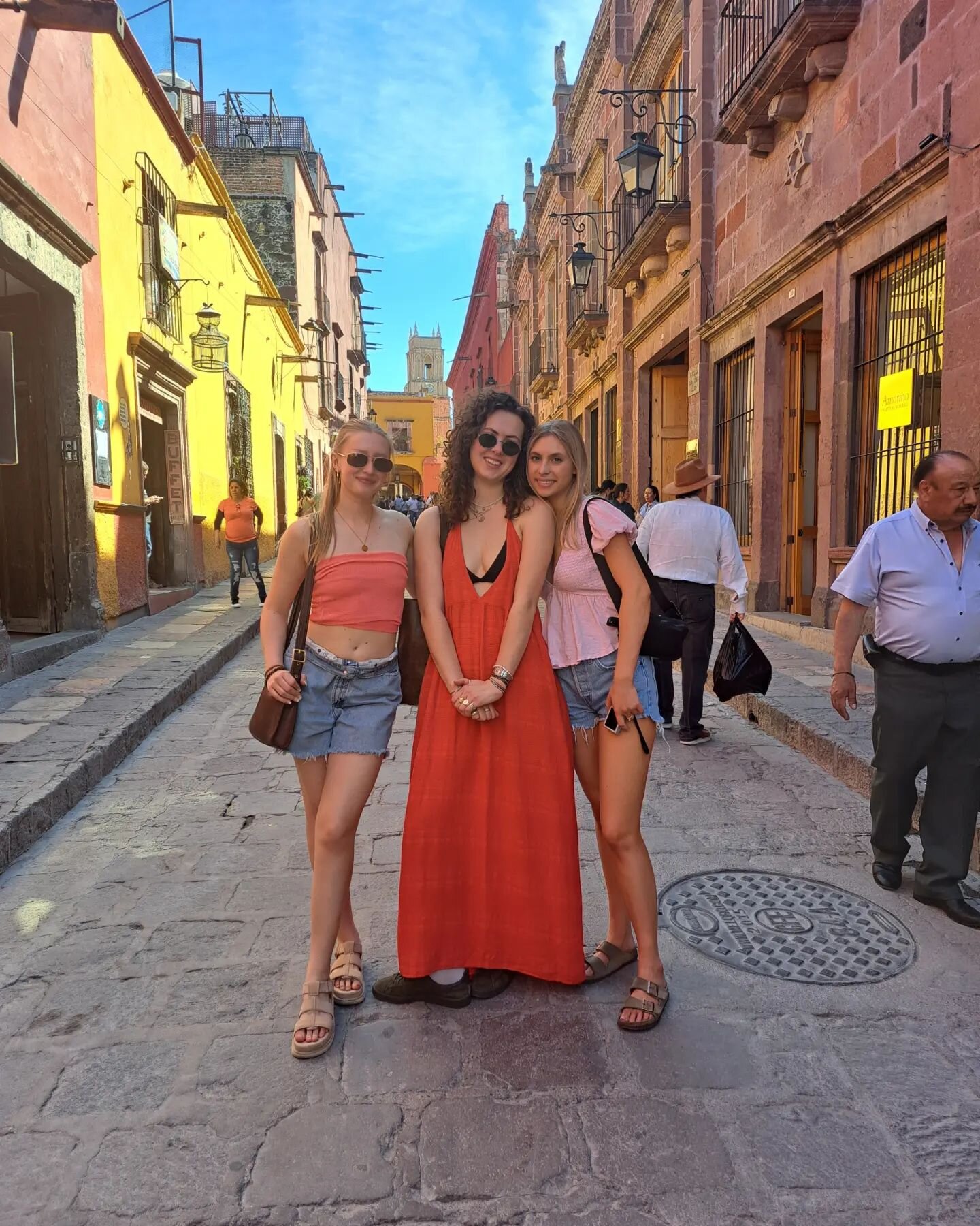 This past week I had the pleasure of hosting 3 wonderful young women in #sanmigueldeallende-my daughter, @maya.niblett and 2 of her friends from #UNM.

They toured the city center, explored local markets, food, and art, went on a wine tasting at a ne