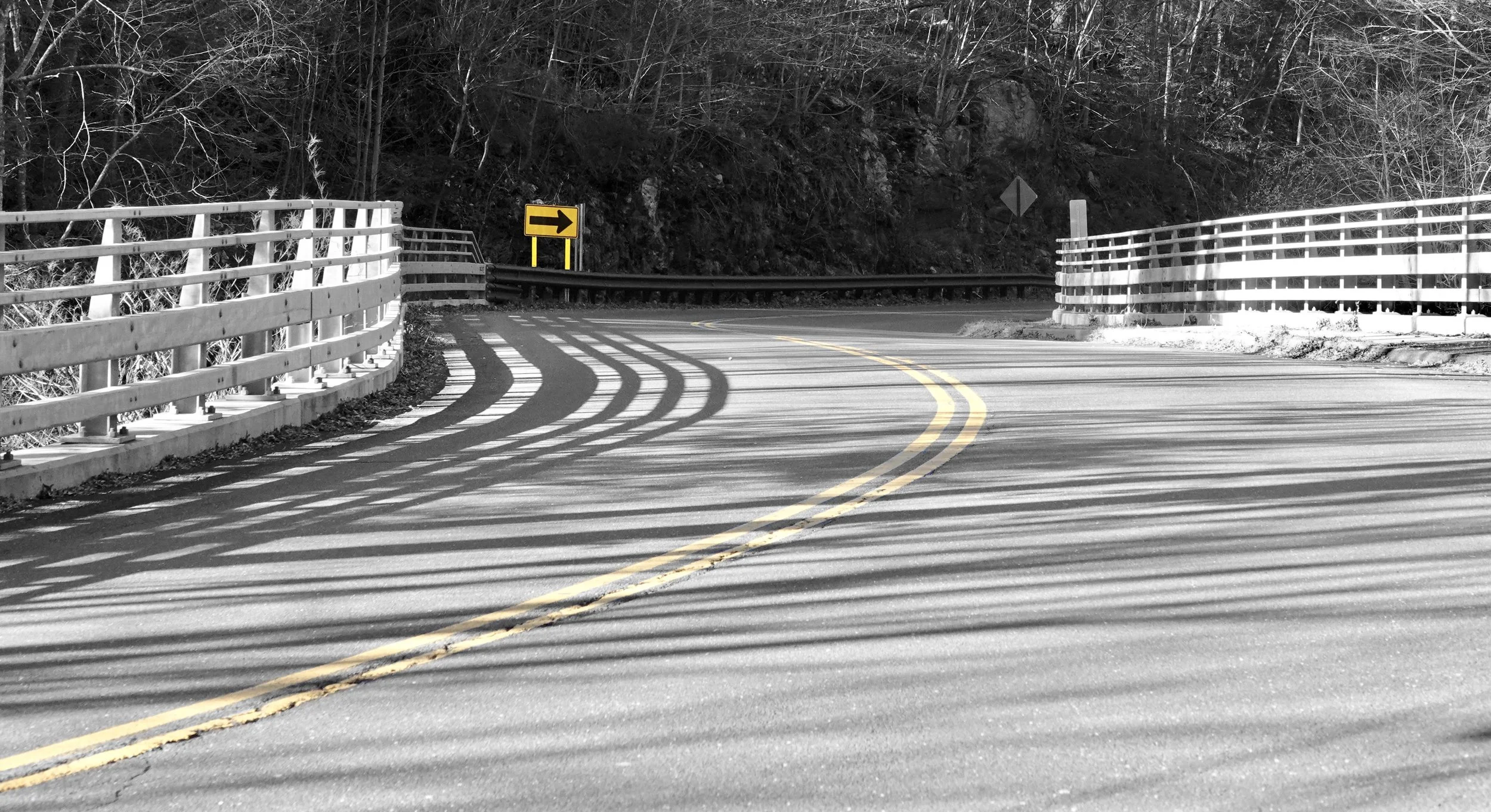  Two key traffic aids on a CT road. 