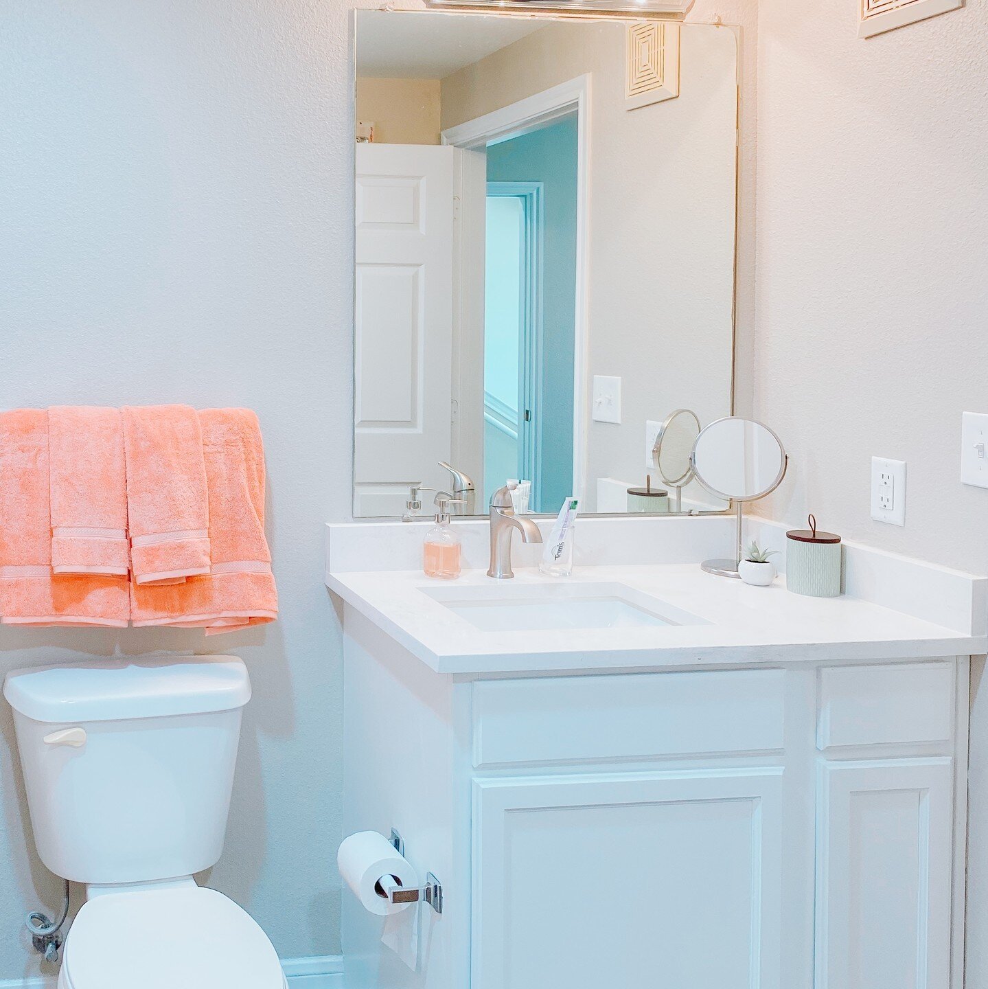 No more sharing a bathroom with your younger siblings when you sign at 28//18. All of our homes offer a private bedroom AND bathroom annnnnd are FULLY FURNISHED! ⁠
⁠