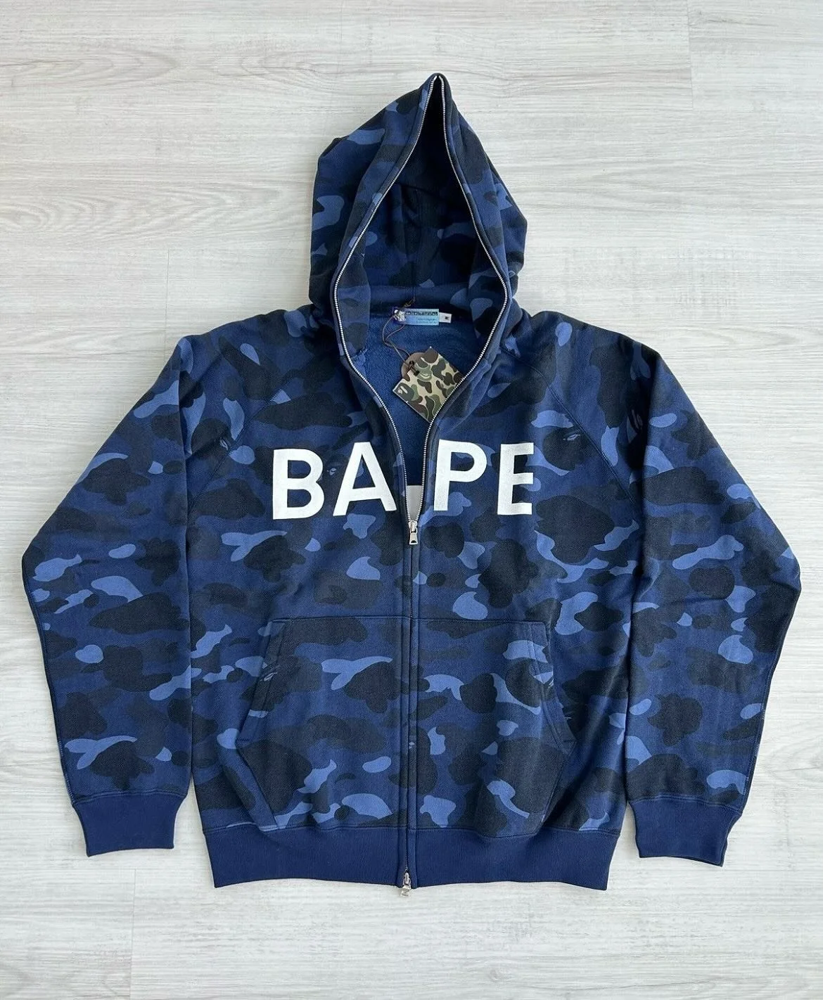 I&rsquo;m BLUE da ba dee da ba di 💙

This fullzip blue 1st camo BAPE spell out hoodie was released in 2005 and today, &ldquo;catalogue&rdquo; pictures of this item online are non existent.

The &lsquo;Made With General&rsquo; neck tags were used by 