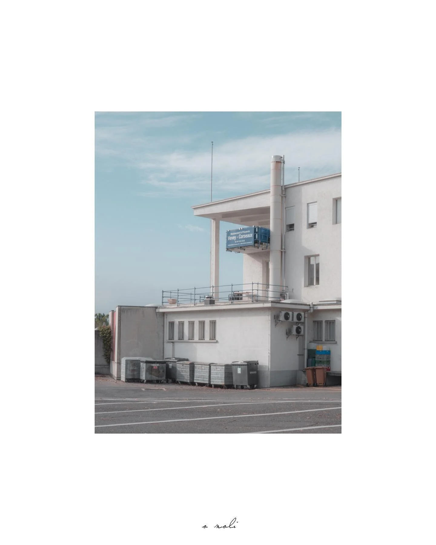[ Christmas ]
&bull;
&bull;
&bull;
Série photo : 1/2
&bull;
&bull;
&bull;
Photo architecture 
&bull;
&bull;
&bull;
#architecture #design #art #photography #architecturephotography #sky #building #style #city #urban #blackandwhite #architectures
