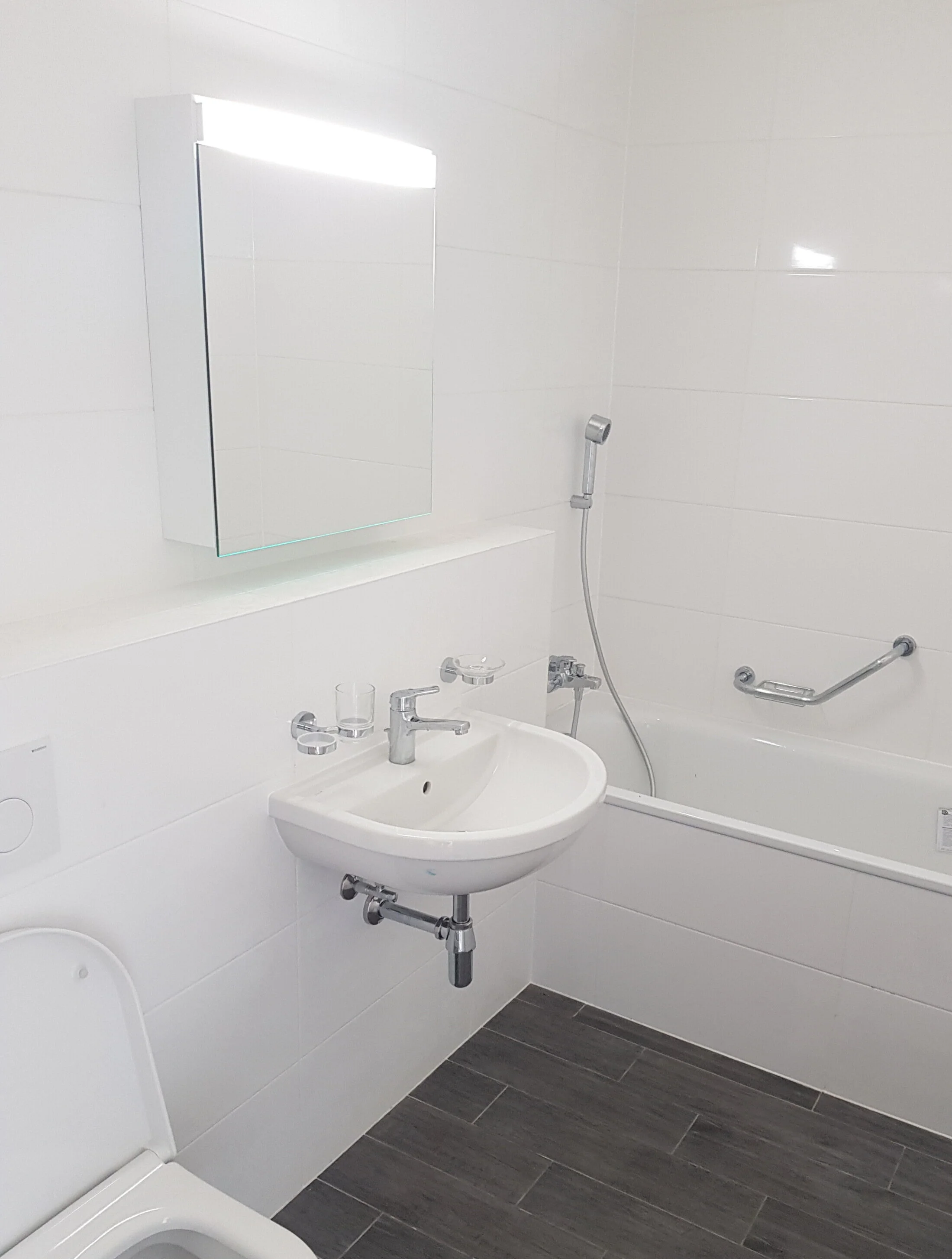 salle de bain complète avec lavabo, WC, baignoire et accessoires