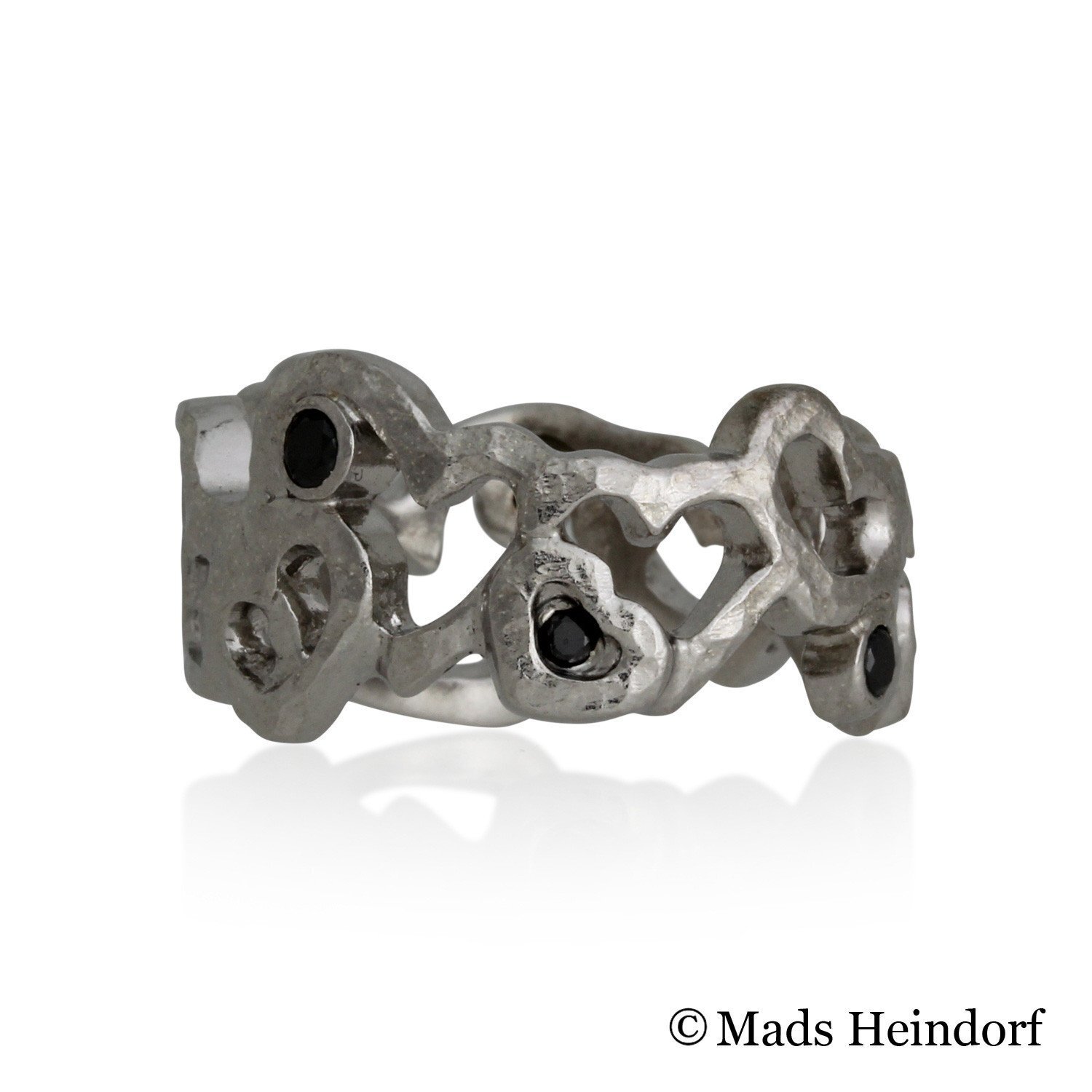 Håndlavet fingerring af Sterling sølv med 5 facetslebne sort diamanter på i alt 0,20 carat fra kollektionen Tilfældige Hjerter af Guldsmed Heindorf.