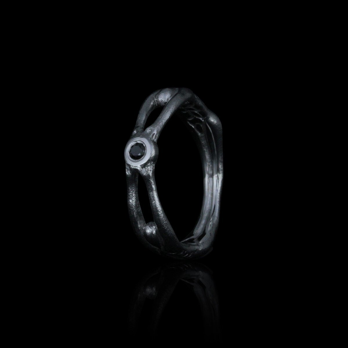 Håndlavet fingerring af sterling sølv med 1 facetsleben sort diamant på 0.05 carat fra kollektionen Corpus af Guldsmed Heindorf.
