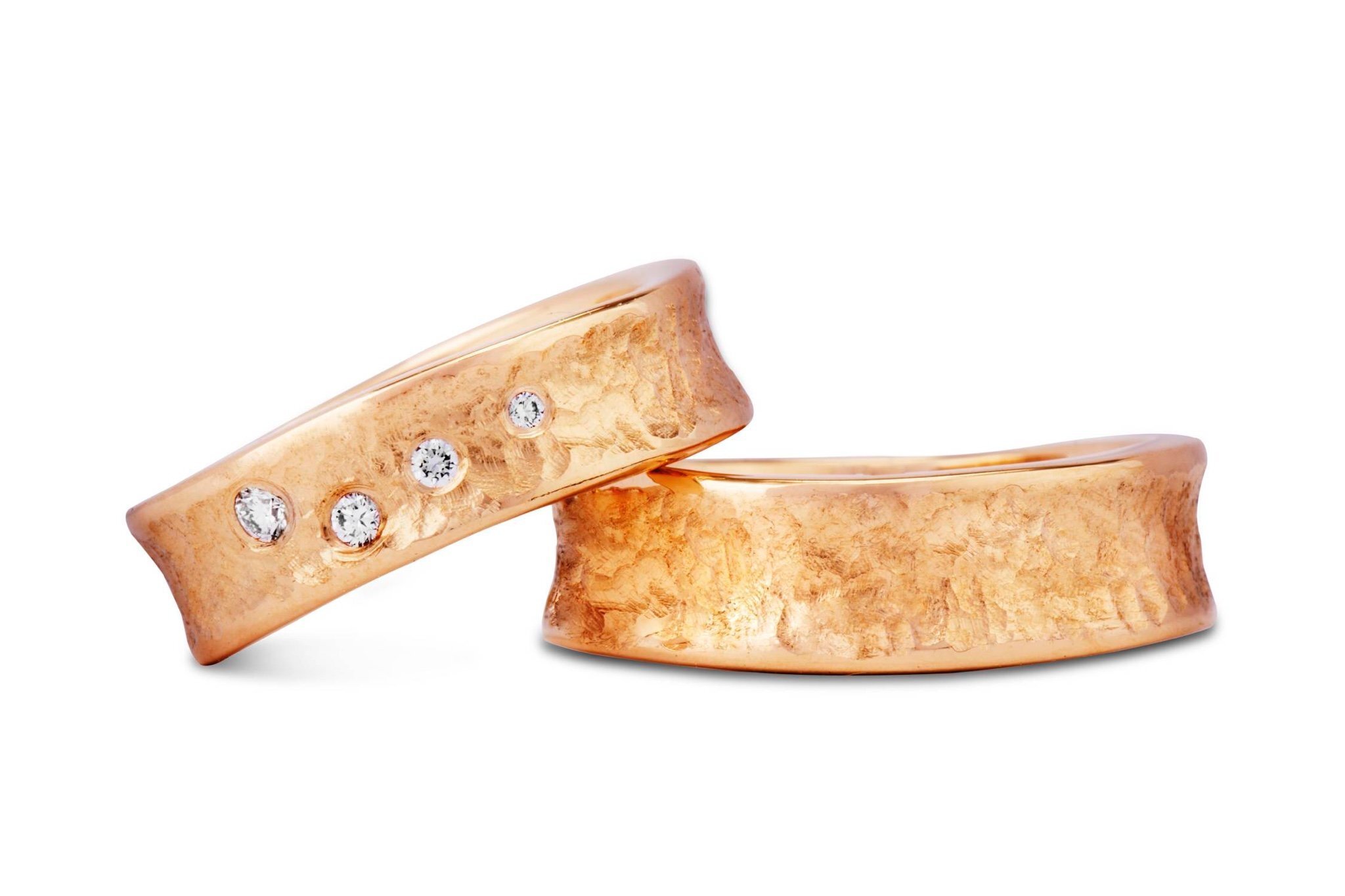 Håndlavede fingerringe af rødguld den ene med 4 brillantslebne diamanter på i alt 0,10 carat river LC med excellent slib fra kollektionen Nilen af Guldsmed Heindorf.