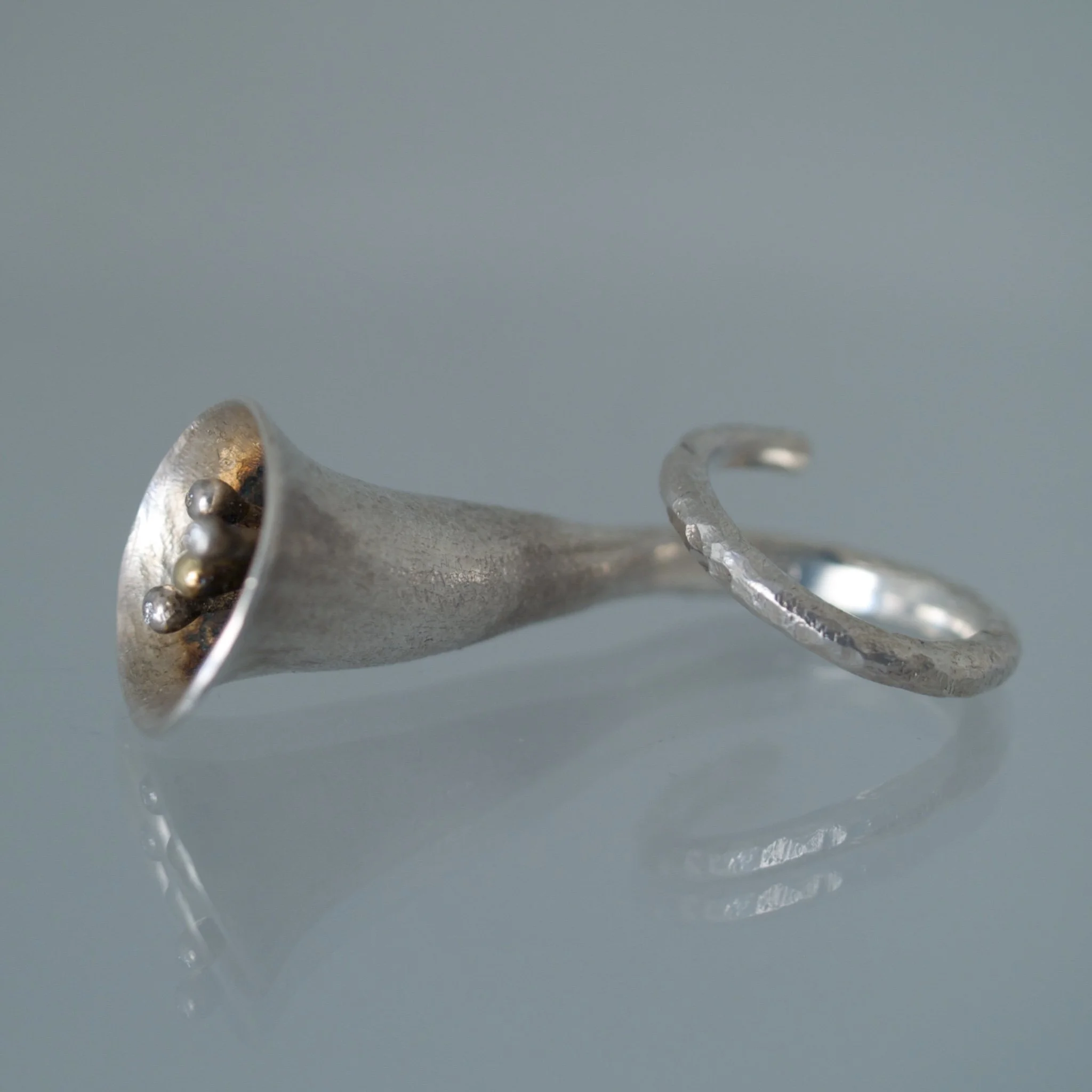 Trompeten er en håndlavet fingerring af sterling sølv med 3 brilliantslebne diamanter River / DE på i alt 0.03 carat af Guldsmed Heindorf.