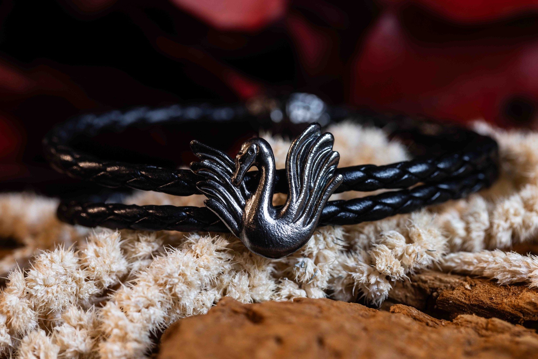 🦢Med sin yndefulde elegance glider svanen roligt gennem vandet, som et levende symbol p&aring; sk&oslash;nhed og stilhed. Hendes bl&oslash;de fjerdragt spejler sig i vandets overflade og v&aelig;kker en f&oslash;lelse af tidl&oslash;s magi og harmon