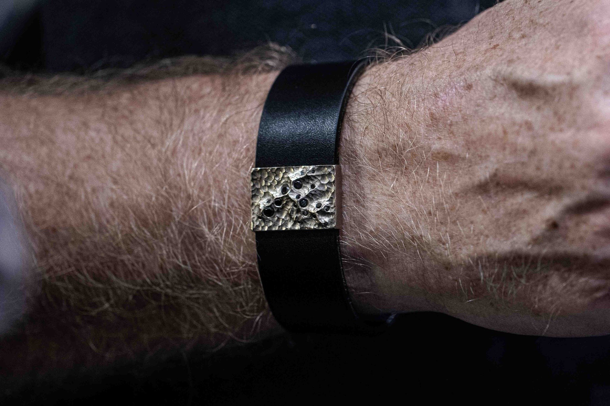 🗻 Dette unikke armb&aring;nd, skabt af l&aelig;kre materialer og h&aring;ndlavet p&aring; guldsmedev&aelig;rksted, er som Everest set fra universet &ndash; en kraftfuld hyldest til store dr&oslash;mme. I 18K hvidguld, med sorte diamanter og l&aelig;
