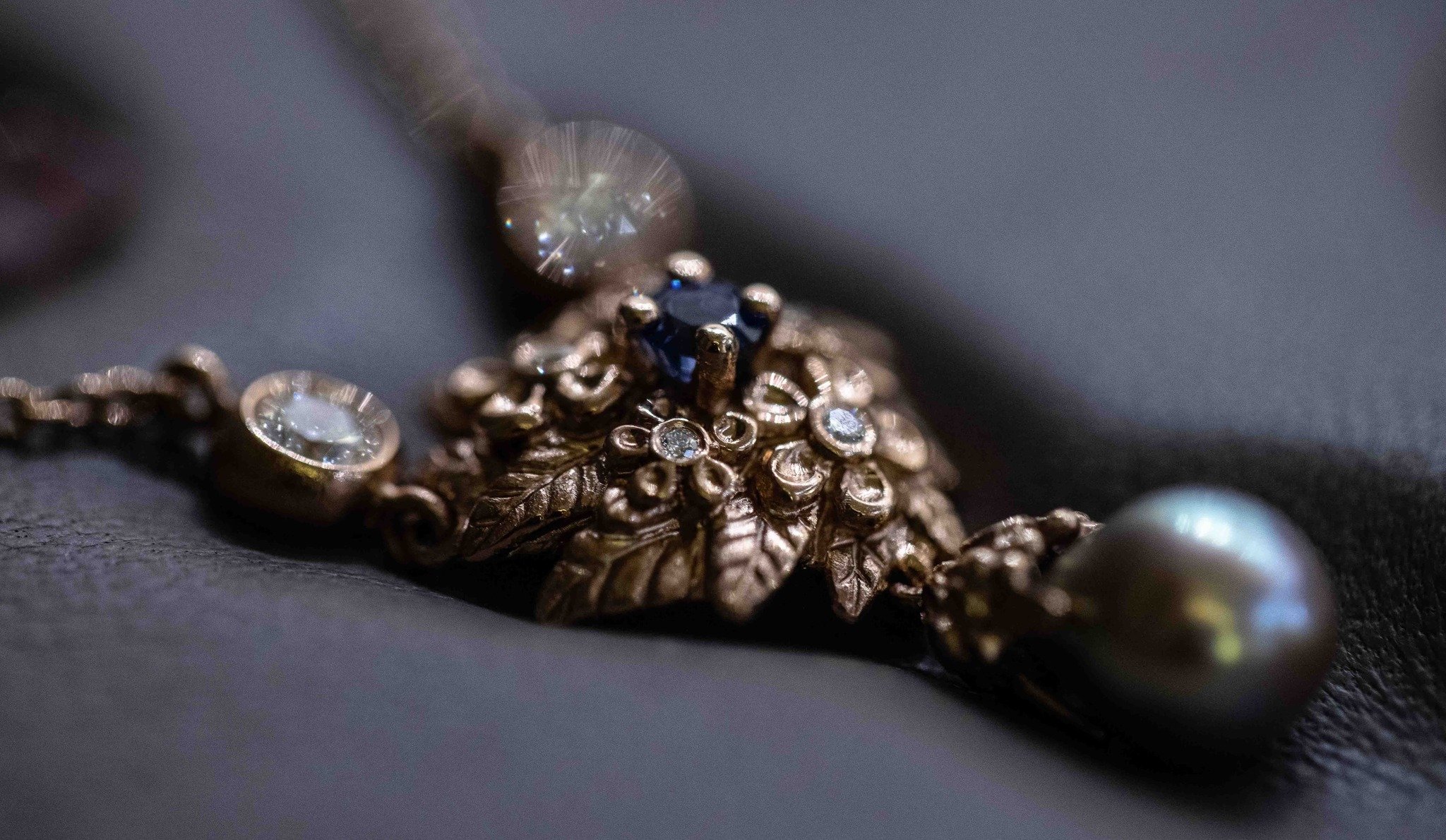 ✨ Den smukkeste unikke gave fortjener den fineste, specialbyggede tr&aelig;&aelig;ske, h&aring;ndlavet i Danmark.
&middot;
Unika halssmykke med udskiftelige dinglevedh&aelig;ng, h&aring;ndlavet i 18K r&oslash;dguld og prydet med diamanter, safirer og
