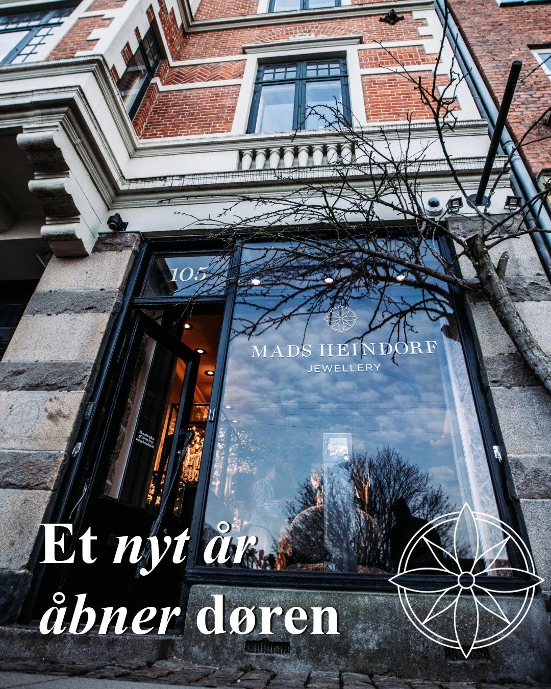 𝐆𝐨𝐝𝐭 𝐧𝐲𝐭𝐚̊𝐫 ✨

Et nyt &aring;r &aring;bner d&oslash;ren.
𝐌𝐞𝐝 𝐩𝐥𝐚𝐝𝐬 𝐭𝐢𝐥 𝐧𝐲𝐞 𝐬𝐤𝐚𝐛𝐞𝐥𝐬𝐞𝐫, 𝐬𝐭𝐢𝐥𝐥𝐞 &oslash;𝐣𝐞𝐛𝐥𝐢𝐤𝐤𝐞 𝐨𝐠 𝐦&oslash;𝐝𝐞𝐫 𝐛𝐚̊𝐫𝐞𝐭 𝐚𝐟 𝐧&aelig;𝐫𝐯&aelig;𝐫 𝐨𝐠 𝐡𝐚̊𝐧𝐝𝐯&aelig;𝐫𝐤.

Ta