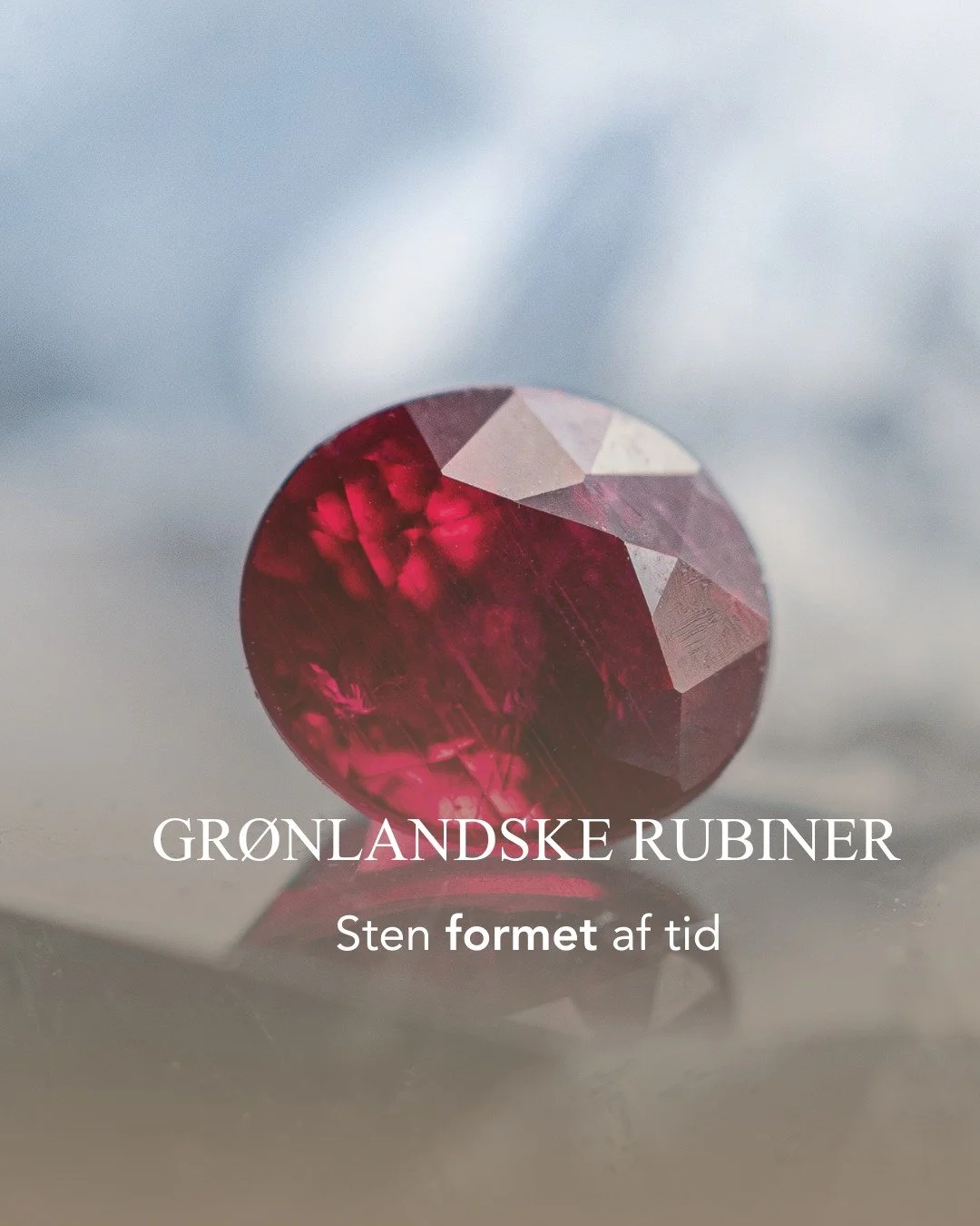 De gr&oslash;nlandske rubiner b&aelig;rer fort&aelig;llingen om jordens urkraft og nordens r&aring; sk&oslash;nhed. 

Hver sten rummer en unik dybde af farve og energi, som skaber et helt s&aelig;rligt udtryk i smykket.

✨ Follow @heindorf.dk for mor