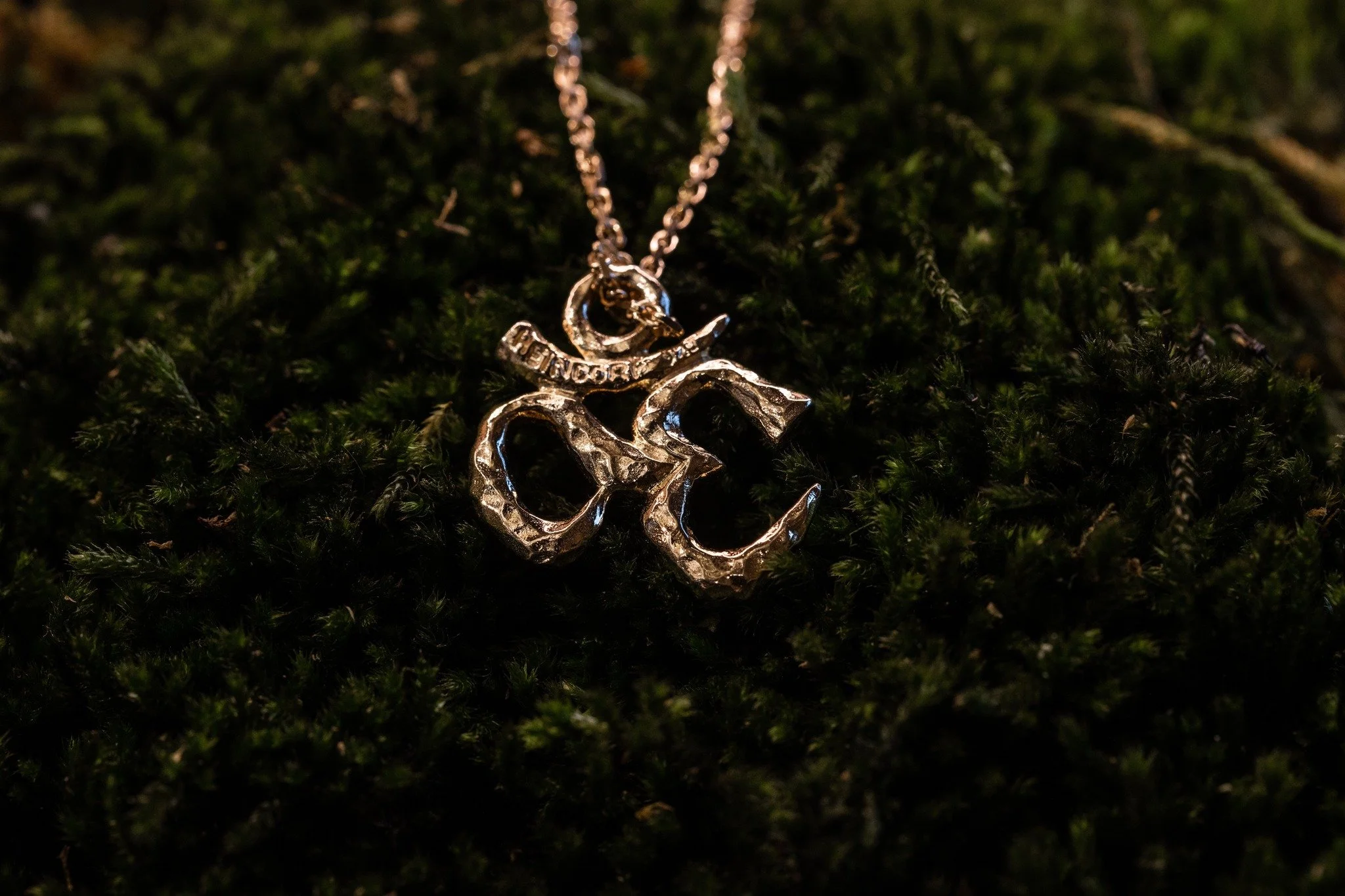 𝐀𝐮𝐦 

Dette vedh&aelig;ng b&aelig;rer et tidl&oslash;st symbol, forbundet med n&aelig;rv&aelig;r, vibration og indre ro.

Formet i 750 guld og skabt til at b&aelig;res t&aelig;t p&aring; kroppen
som en stille p&aring;mindelse.

✨ F&oslash;lg @hein