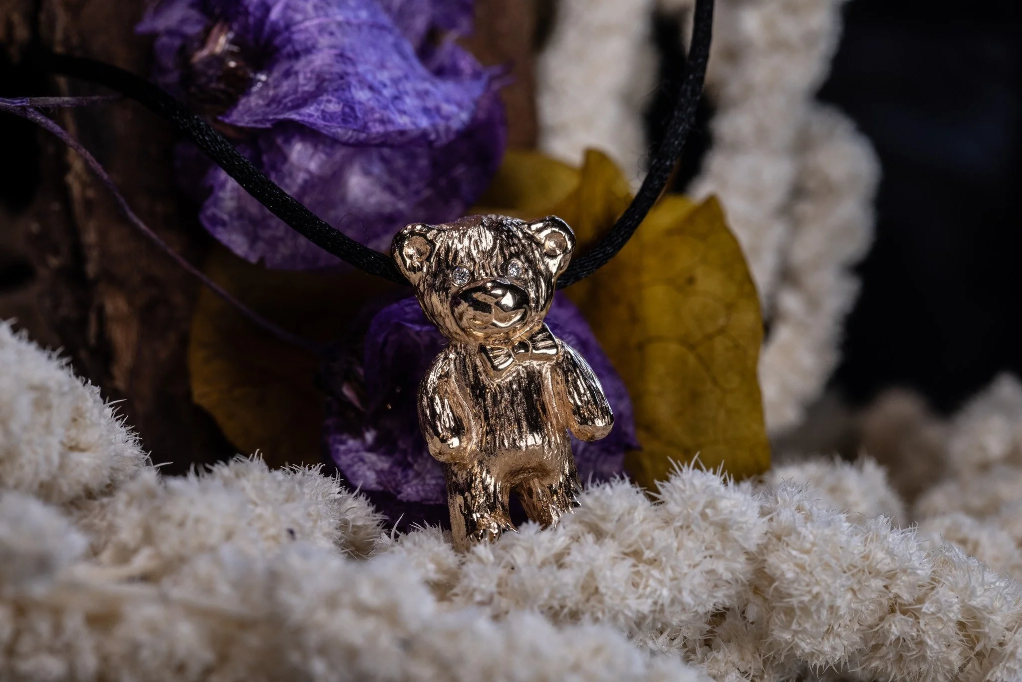 𝐁𝐚𝐦𝐬𝐞𝐧

Et symbol p&aring; tryghed, n&aelig;rhed og det bl&oslash;de i livet.

Formet i 750 guld og skabt til at blive b&aring;ret t&aelig;t p&aring; kroppen som en stille ledsager.

✨ F&oslash;lg @heindorf.dk for flere smykker og fort&aelig;ll