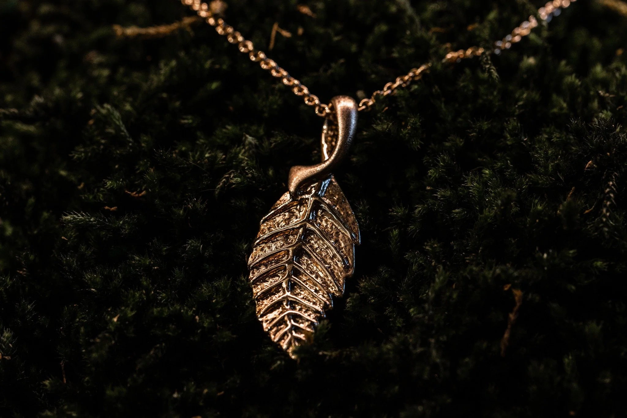 𝐁&oslash;𝐠𝐞𝐛𝐥𝐚𝐝

Inspireret af naturens rolige rytme og bladets enkle, organiske form.

Skabt i 18k guld og b&aring;ret som et diskret symbol p&aring; v&aelig;kst, forankring og forandring.

✨ F&oslash;lg @heindorf.dk for flere smykker og fort