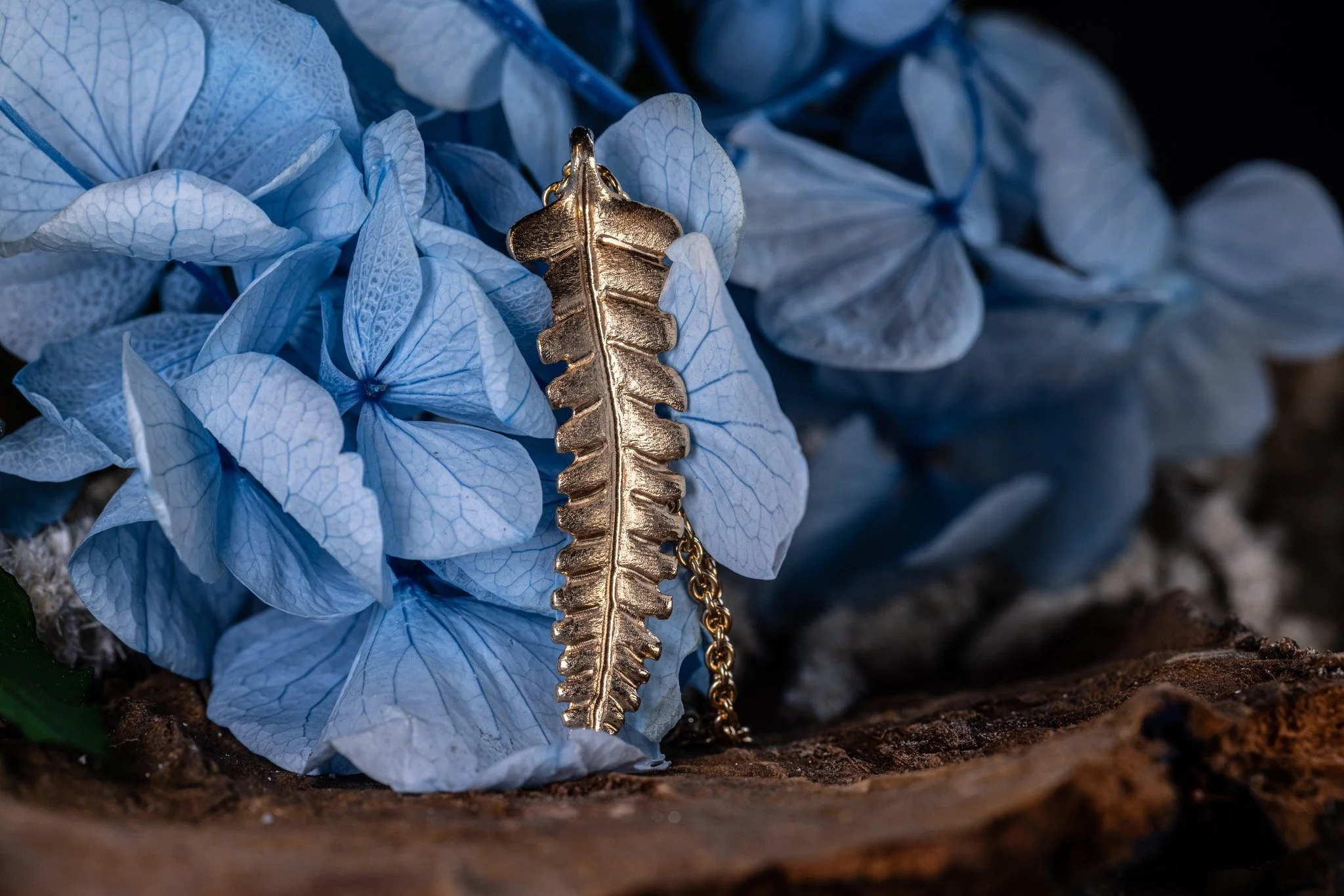 𝐁𝐫𝐞𝐠𝐧𝐞𝐛𝐥𝐚𝐝

Et symbol p&aring; naturens stille styrke og livets vedvarende bev&aelig;gelse.

Inspireret af bregnens organiske form, skabt i 18k guld og b&aring;ret som en blid p&aring;mindelse om v&aelig;kst, balance og fornyelse.

✨ F&osla