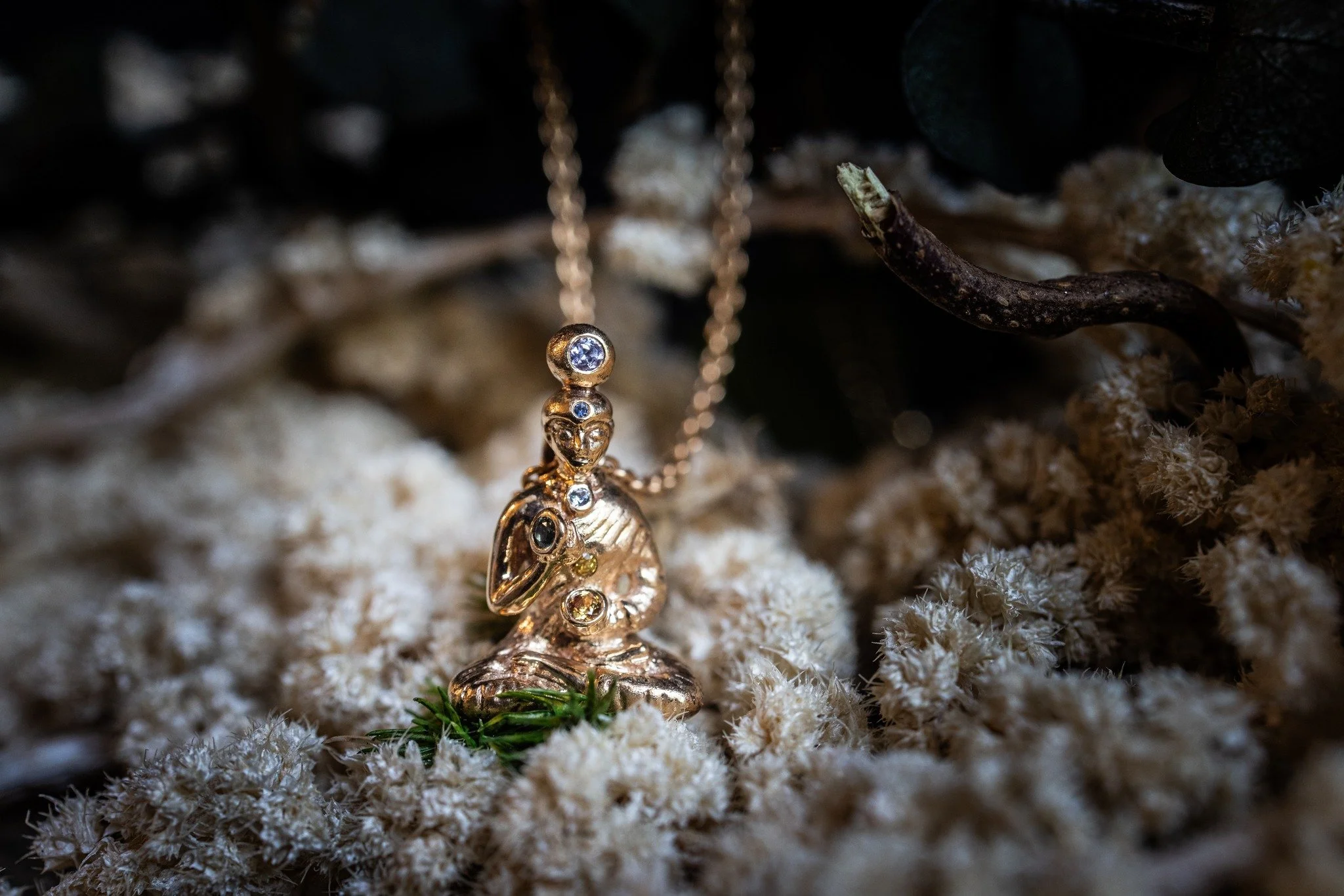 𝐁𝐮𝐝𝐝𝐡𝐚 𝐂𝐡𝐚𝐤𝐫𝐚

Et smykke, der samler farver, energi og indre balance i &eacute;n form.

De farvede sten repr&aelig;senterer chakraernes spektrum, med rub&oslash;d rubin fra Gr&oslash;nland og safirer i nuancer, der inviterer til n&aelig;r