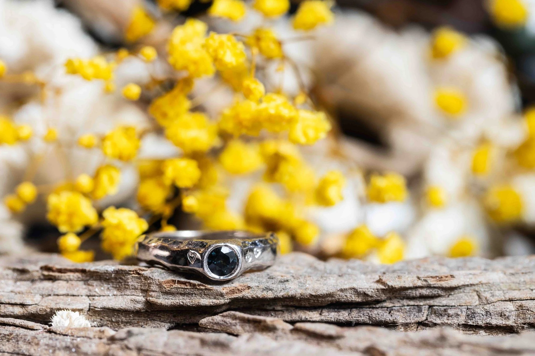 𝐃𝐫&oslash;𝐦𝐦𝐞

En ring, der b&aelig;rer en stille kvalitet af l&aelig;ngsel, intuition og indre rum.

Formen er enkel og &aring;ben, skabt til at rumme det, der spirer og endnu tager form.

Skabt i 18k guld med hvid spinel, b&aring;ret som en bl