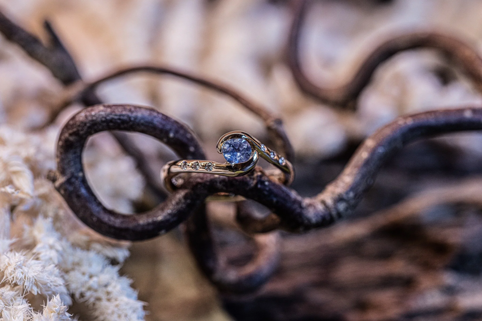 𝐅𝐚𝐯𝐧𝐞

En ring, der rummer bev&aelig;gelse, n&aelig;rhed og det, der folder sig ud indefra.

Formen favner fingeren blidt og giver plads til b&aring;de dr&oslash;m og retning.

Skabt i 18k guld med diamant og safir, b&aring;ret som et stille teg