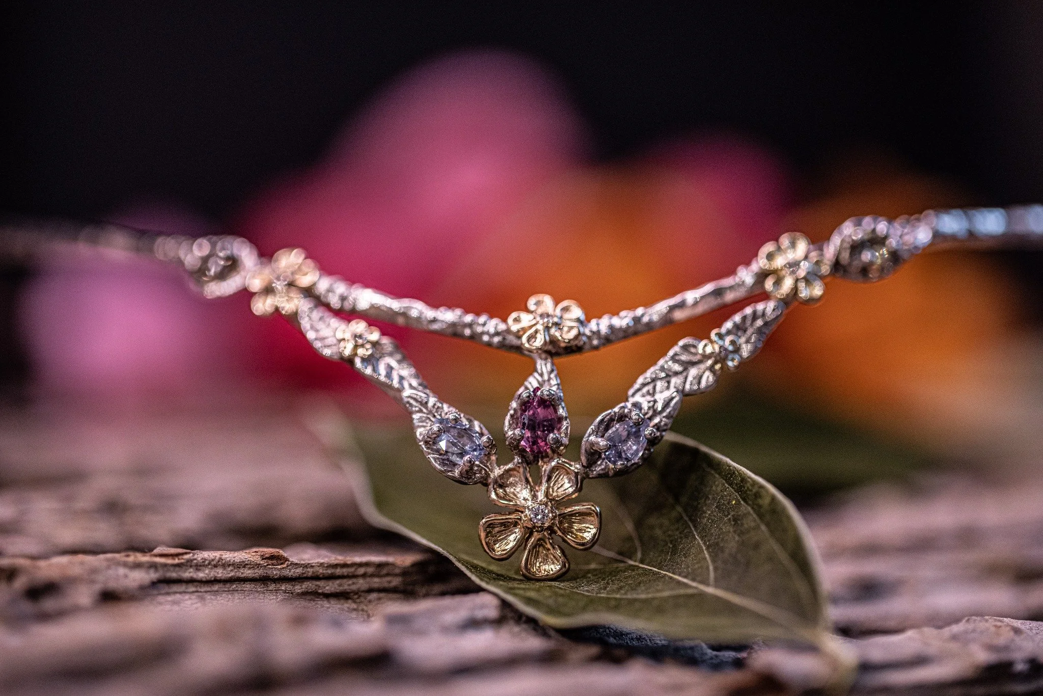 𝐄𝐥𝐯𝐞𝐫𝐡&oslash;𝐣

Et hovedsmykke skabt til ritual, overgang og det s&aelig;rlige &oslash;jeblik.

Inspireret af myter, natur og det felt, der opst&aring;r, n&aring;r form m&oslash;der intention.

Skabt i guld med diamant, b&aring;ret som et sym