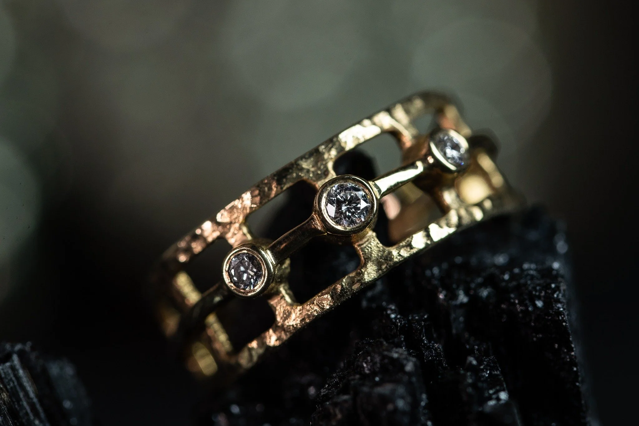 𝐆𝐚𝐥𝐚𝐱𝐞

En ring inspireret af det uendelige rum og lyset, der bev&aelig;ger sig i m&oslash;rket.

𝐃𝐢𝐚𝐦𝐚𝐧𝐭𝐞𝐧 st&aring;r som et klart punkt i en cirkel af guld, som en stjerne i kredsl&oslash;b.

Skabt i 18k guld og b&aring;ret som et st