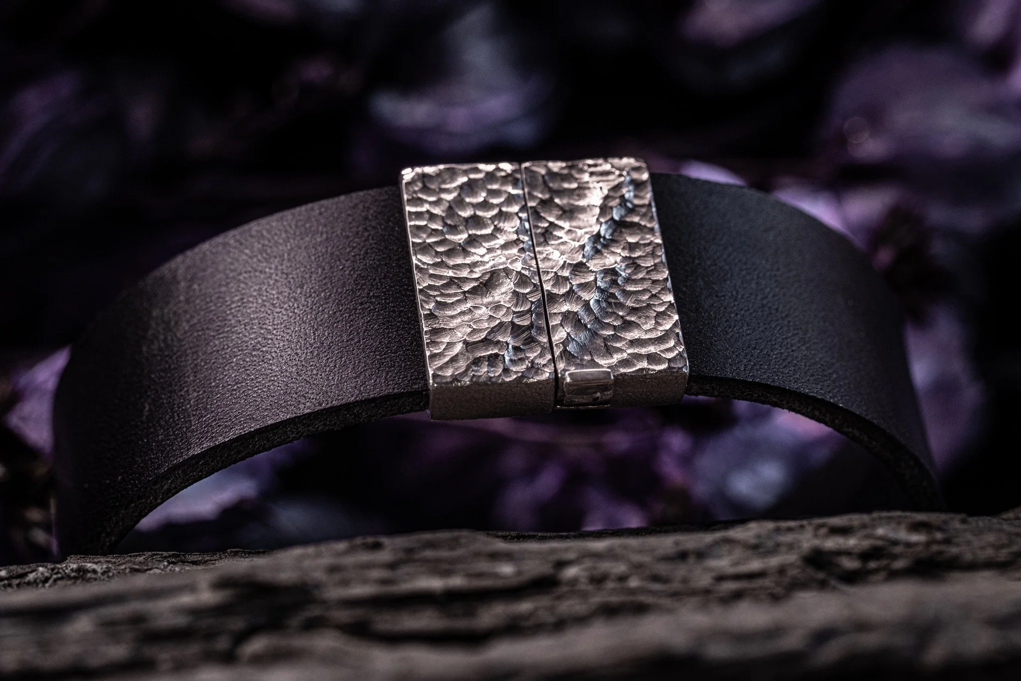 𝐔𝐧𝐢𝐤𝐚 𝐇𝐢𝐦𝐚𝐥𝐚𝐲𝐚

Inspireret af bjergenes r&aring; kraft og den stille styrke i h&oslash;jden.

En l&aring;s formet som et ankerpunkt, der samler l&aelig;der, metal og diamant i &eacute;n klar bev&aelig;gelse.

Skabt i guld med l&aelig;der