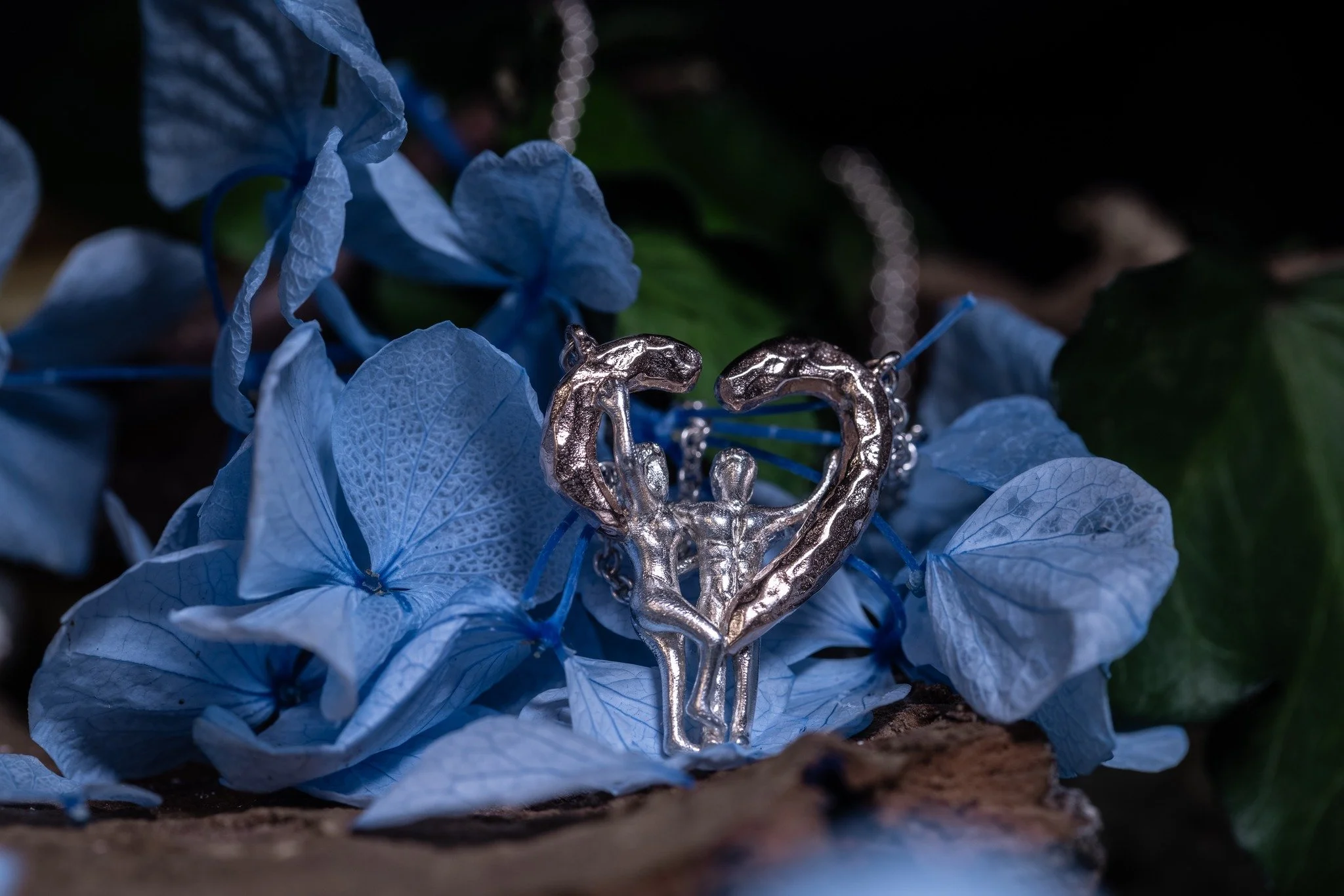 𝐇𝐣𝐞𝐫𝐭𝐞𝐛𝐥𝐨𝐝

Et smykke, der udspringer af det inderste. Af det, der m&aelig;rkes &aelig;gte og b&aelig;res med overbevisning.

Formen rummer kraft og s&aring;rbarhed i samme bev&aelig;gelse.

Skabt i 18k guld og b&aring;ret t&aelig;t p&aring