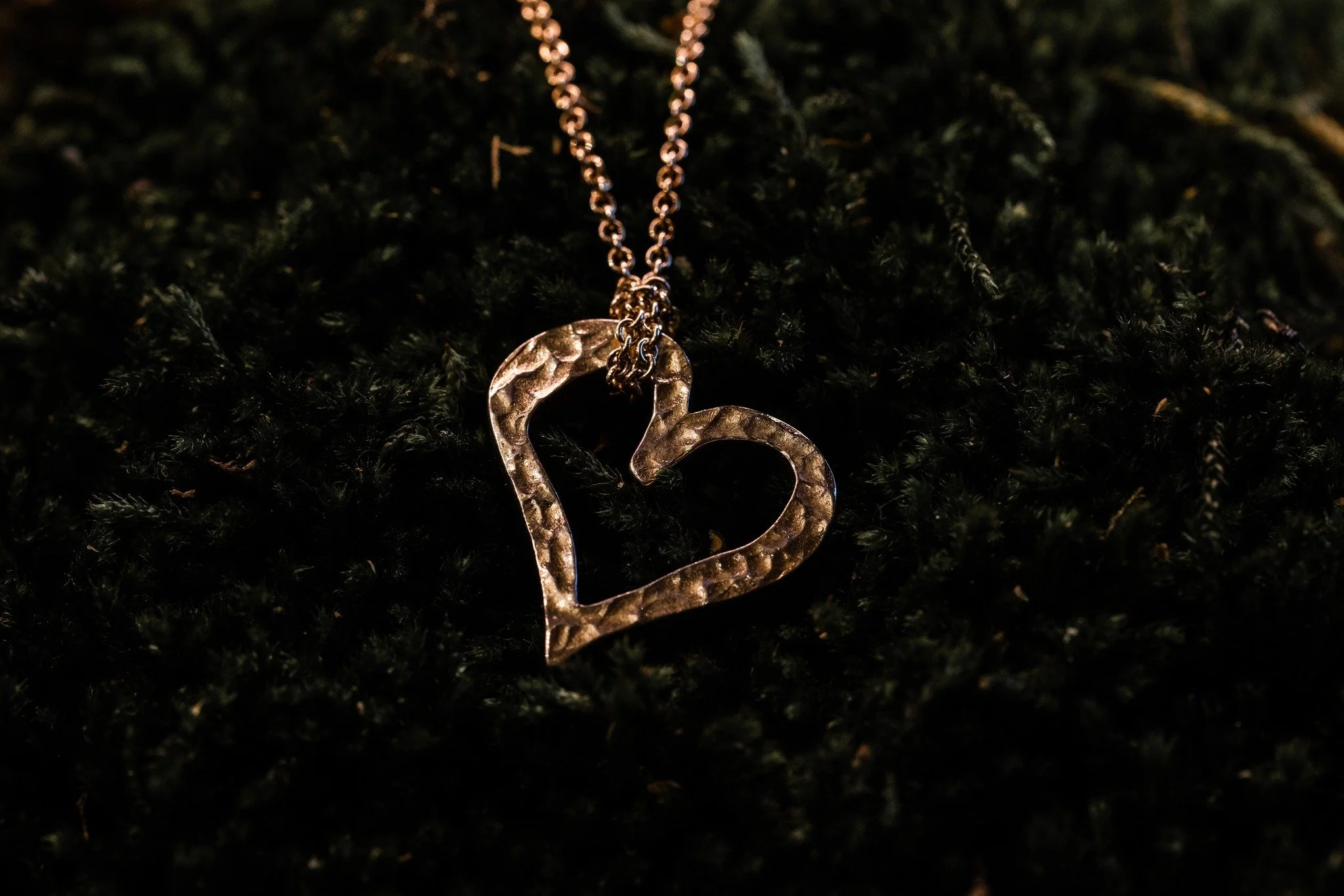 𝐇𝐣𝐞𝐫𝐭𝐞𝐭

Et enkelt symbol med en dyb betydning.

Formen er klar og &aring;ben, b&aring;ret som et tegn p&aring; k&aelig;rlighed, mod og n&aelig;rv&aelig;r.

Skabt i 18k guld med diamant og hviler t&aelig;t p&aring; hjertet.

✨ F&oslash;lg @hei