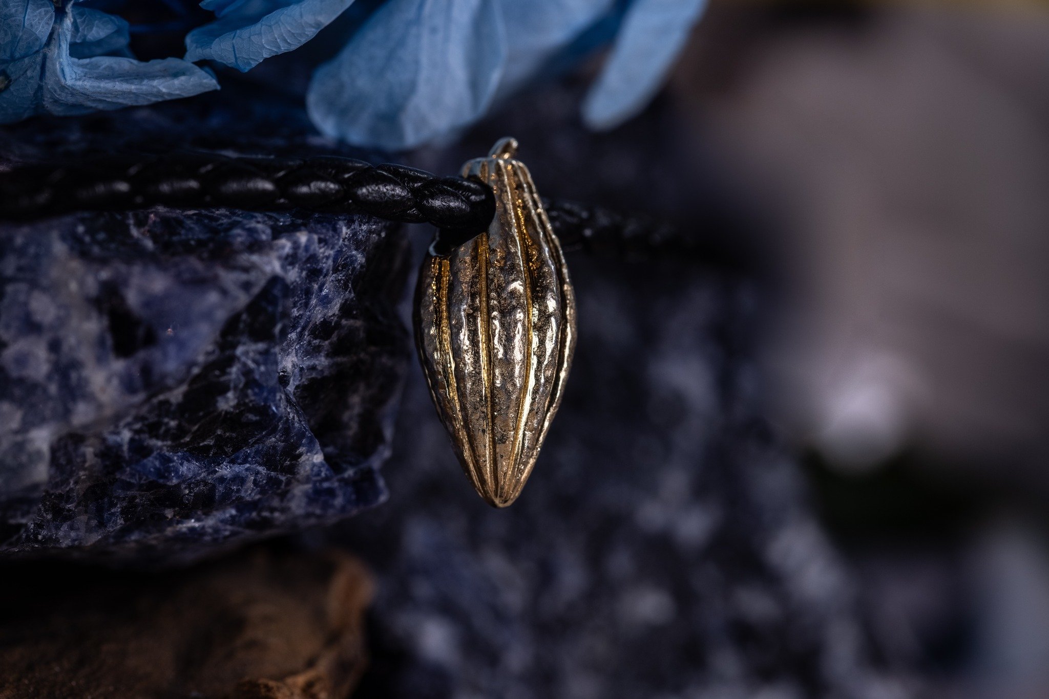 𝐊𝐚𝐤𝐚𝐨

Inspireret af kakaofrugtens organiske form og dens forbindelse til jord og varme.

Skabt i 18k guld og b&aring;ret i l&aelig;der, som et r&aring;t og sanseligt udtryk.

Et smykke med tyngde og naturlig karakter.

✨ F&oslash;lg @heindorf.d