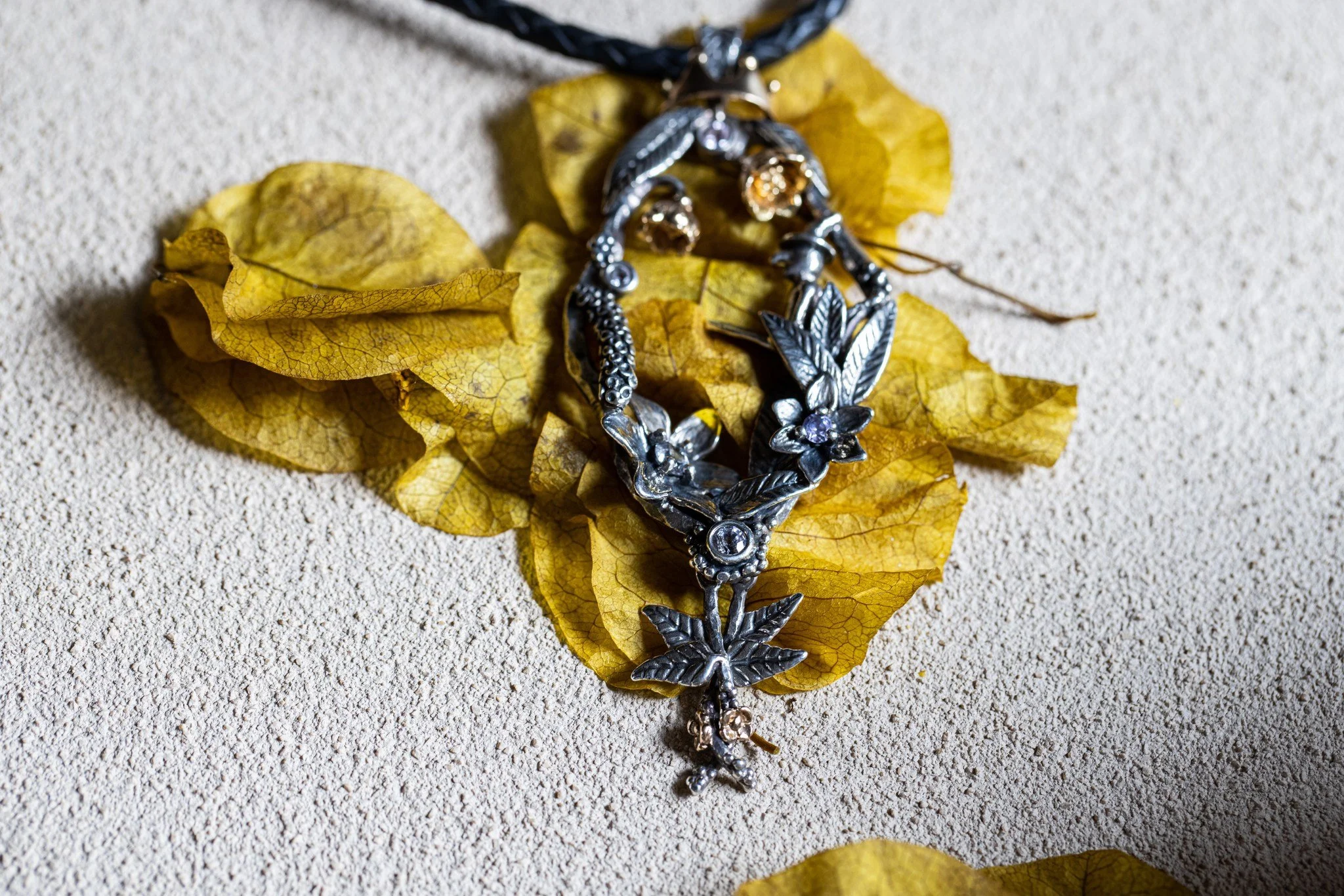 𝐊𝐫𝐨𝐧𝐞𝐧 𝐩𝐚̊ 𝐯&aelig;𝐫𝐤𝐞𝐭

Et smykke, der samler helheden.
Et sidste lag. Et l&oslash;ft.

Formet med ro og pr&aelig;cision,
hvor guld, safir og diamant
m&oslash;des i balance.

Unika betyder, at smykket er skabt som &eacute;t eneste eksem