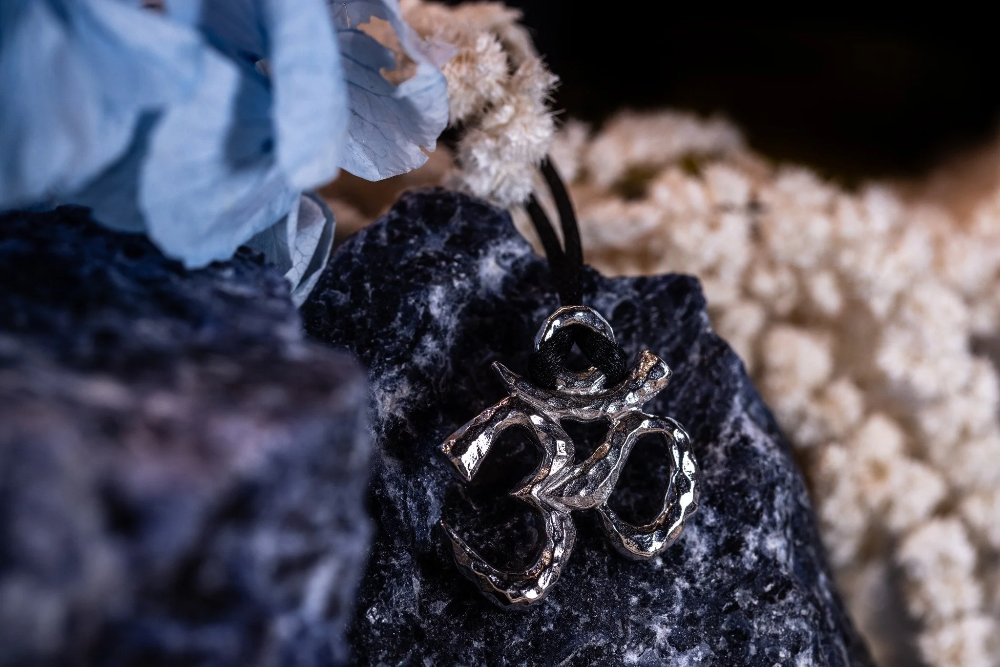 𝐀𝐮𝐦 

Et symbol p&aring; vibration. P&aring; begyndelse og helhed.

Formet som et vedh&aelig;ng og b&aring;ret t&aelig;t p&aring; kroppen.

Skabt i s&oslash;lv og platin.

📷 Visuals by Chamara
✨ Follow @heindorf.dk for more jewellery and stories.