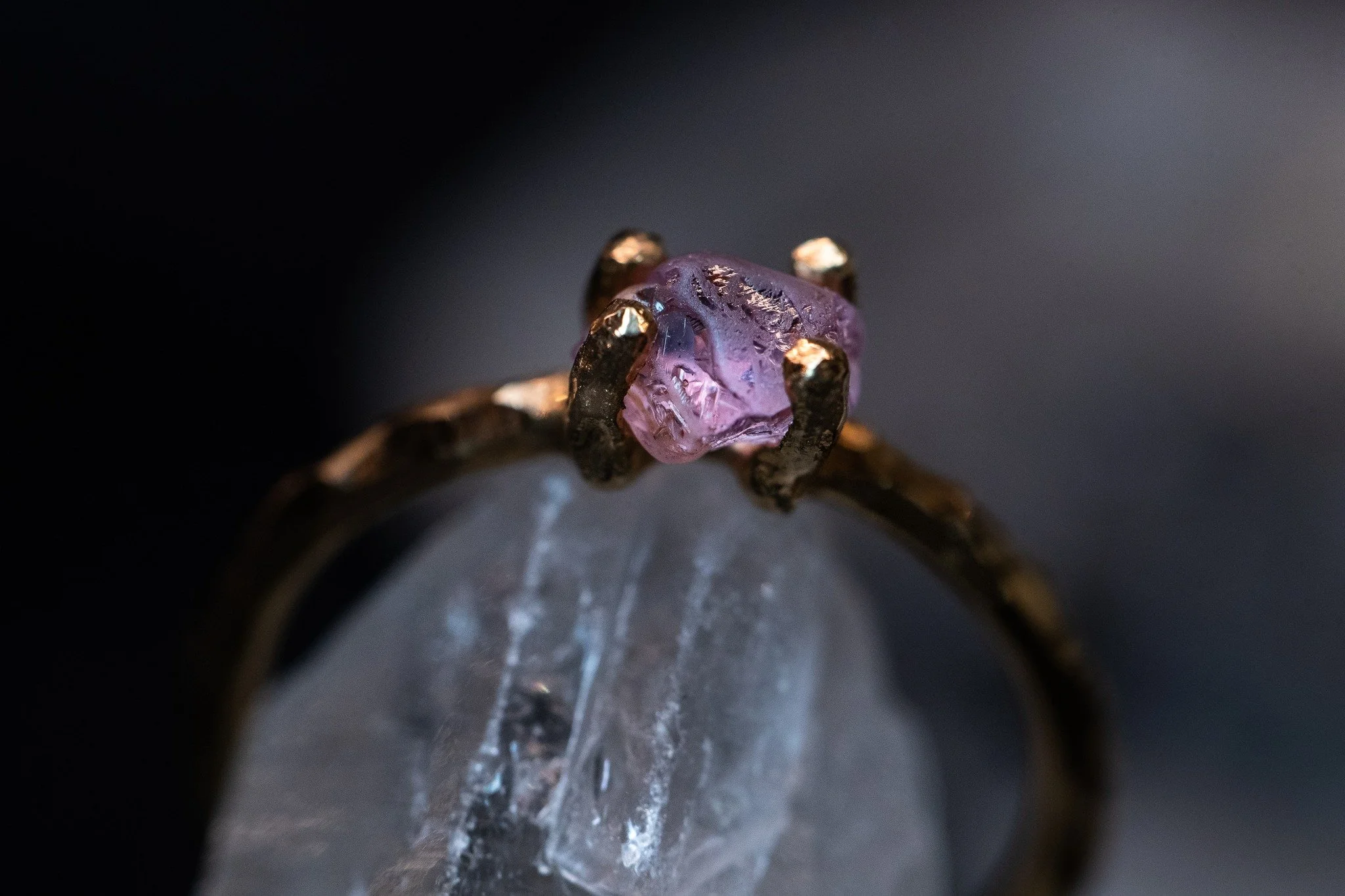 𝐊𝐯𝐢𝐬𝐭

En gren formet i guld. R&aring; struktur. Bl&oslash;d farve.

Den pastel safir st&aring;r som et lille lys i det organiske udtryk.

Skabt i 18k guld og b&aring;ret som et stykke natur om fingeren.

✨ F&oslash;lg @heindorf.dk for flere smy