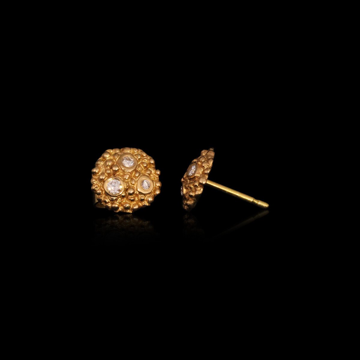 Håndlavede ørestikker af 18K rødguld med 6 brillantslebne diamanter fra kollektionen Myriader af Guldsmed Heindorf.