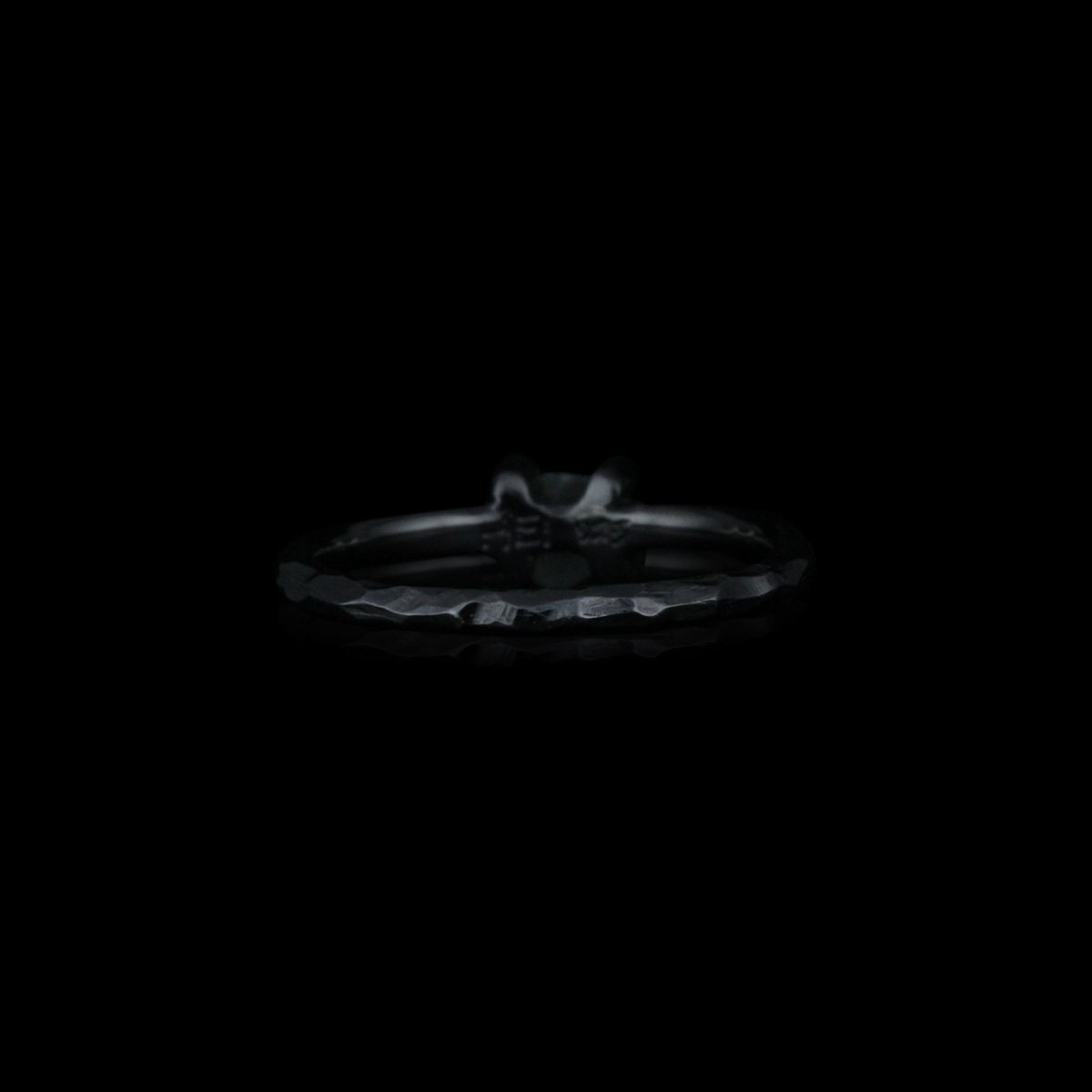 Håndlavet fingerring af sterling sølv med 1 rå pastelfarvet naturlig safir på cirka 1,0 carat fra kollektionen Kvist af guldsmed Heindorf.