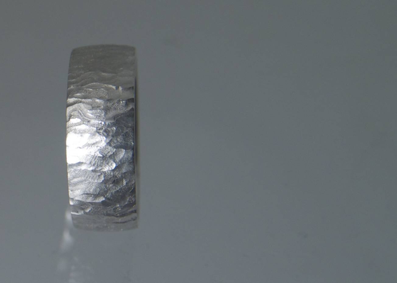 Ellipse er en håndlavet fingerring af sterling sølv af Guldsmed Heindorf.