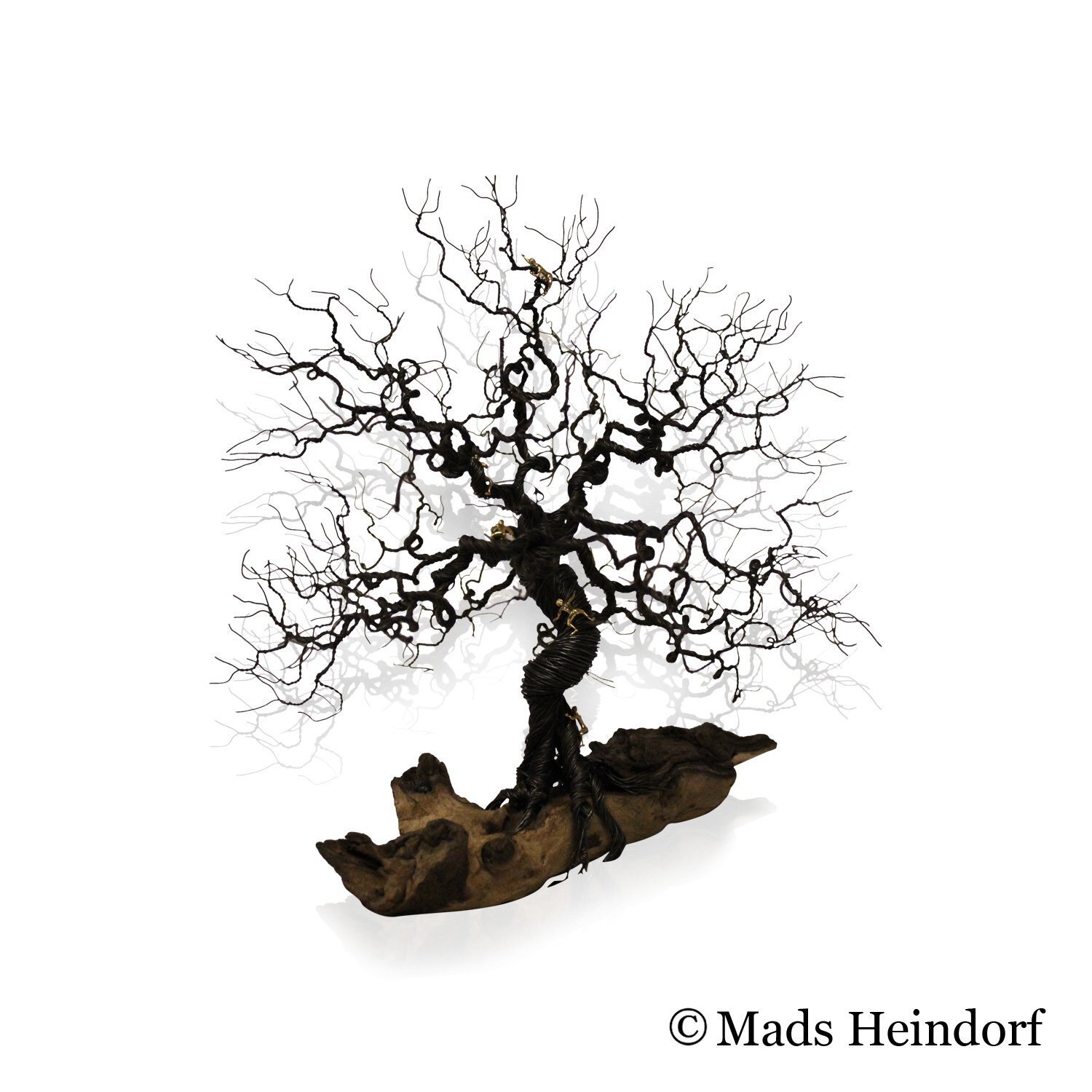 Climbing the Tree of Life - skulptur i sterling sølv. Viser fem personer, der kravler i et detaljeret træ, alle fremstillet i sølv af Guldsmed Heindorf.