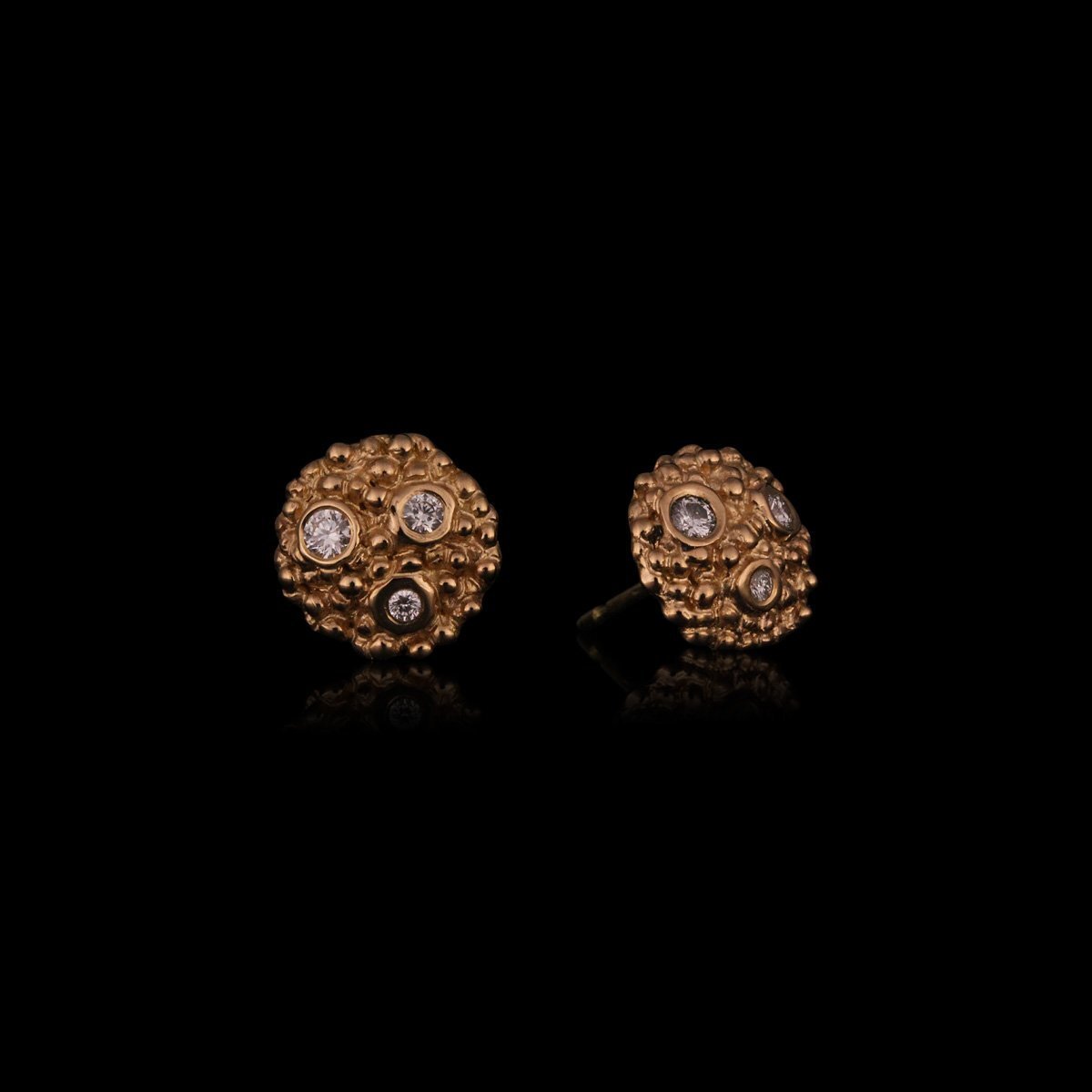Håndlavede ørestikker af 18K rødguld med 6 brillantslebne diamanter fra kollektionen Myriader af Guldsmed Heindorf.