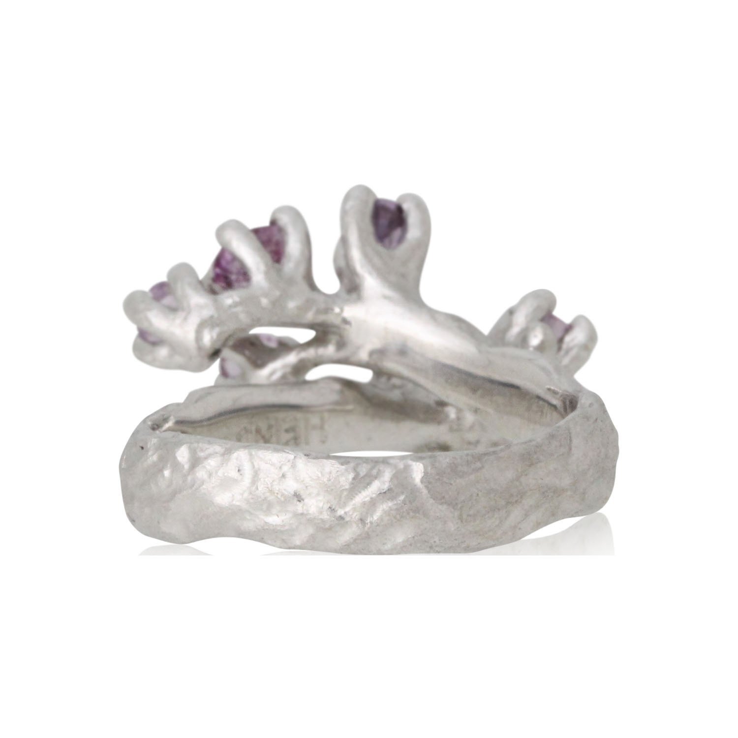 Håndlavet fingerring af sterling sølv med 7 facetslebne ubehandlede pink safir på i alt 1,84 carat river LC med excellent slib fra kollektionen Skovkrat af Guldsmed Heindorf.