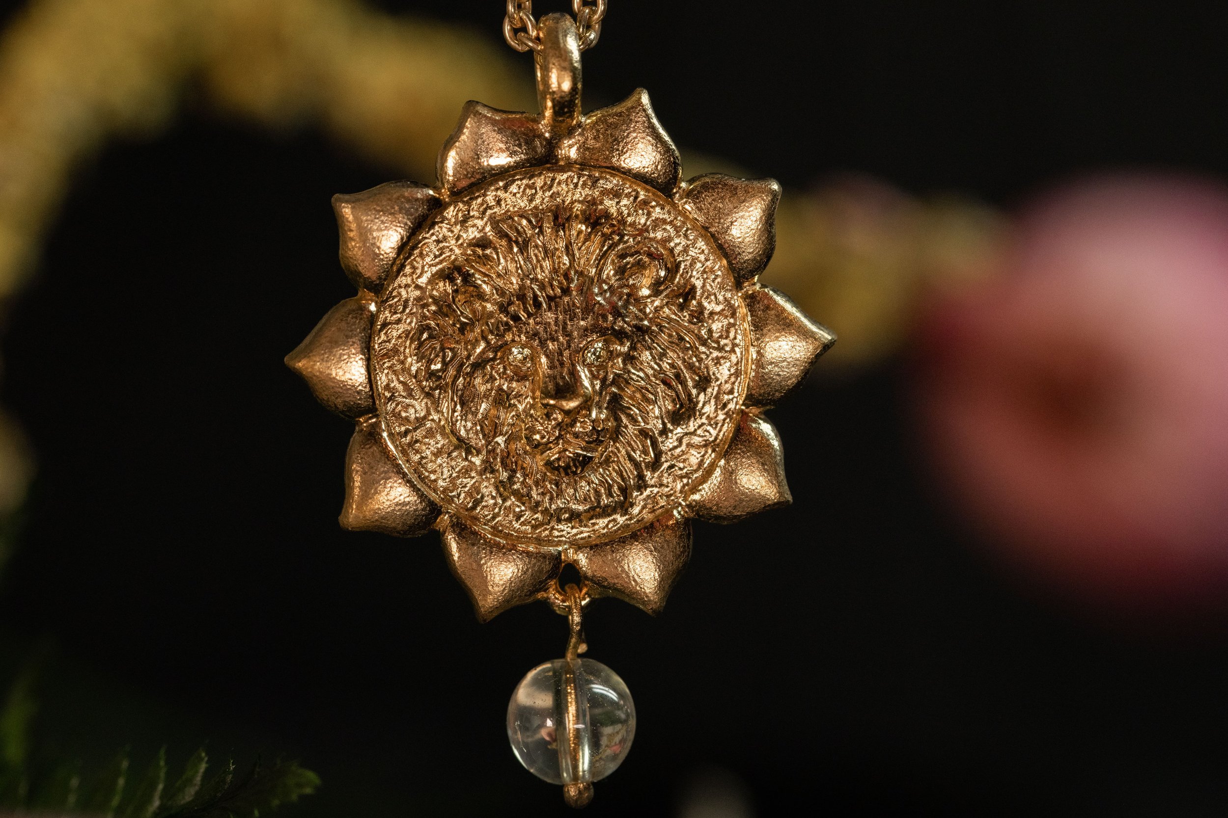 Solar Plexus Chakra er et håndlavet halssmykke af 18K rødguld med 3 facetslebne gule safirer og 1 gullig citrin fra kollektionen chakra af Guldsmed Heindorf.