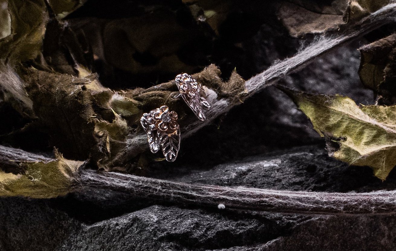 Håndlavede ørestikker af 18K hvidguld med 2 brillantslebne diamanter fra kollektionen Elverhøj af Guldsmed Heindorf.