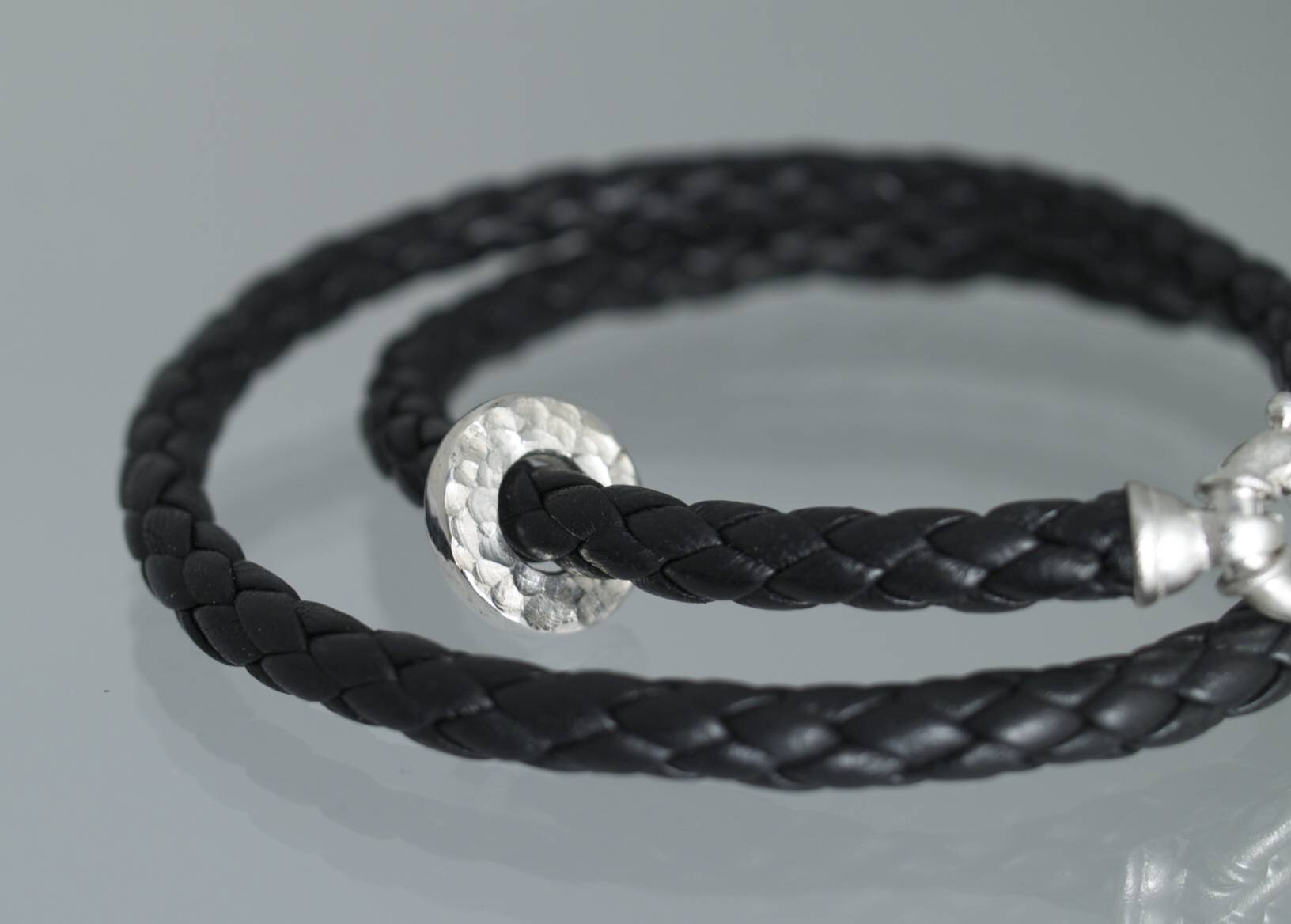 Dette armbånd, håndlavet af sterling sølv, er en del af Cirklen kollektionen fra Guldsmed Heindorf.