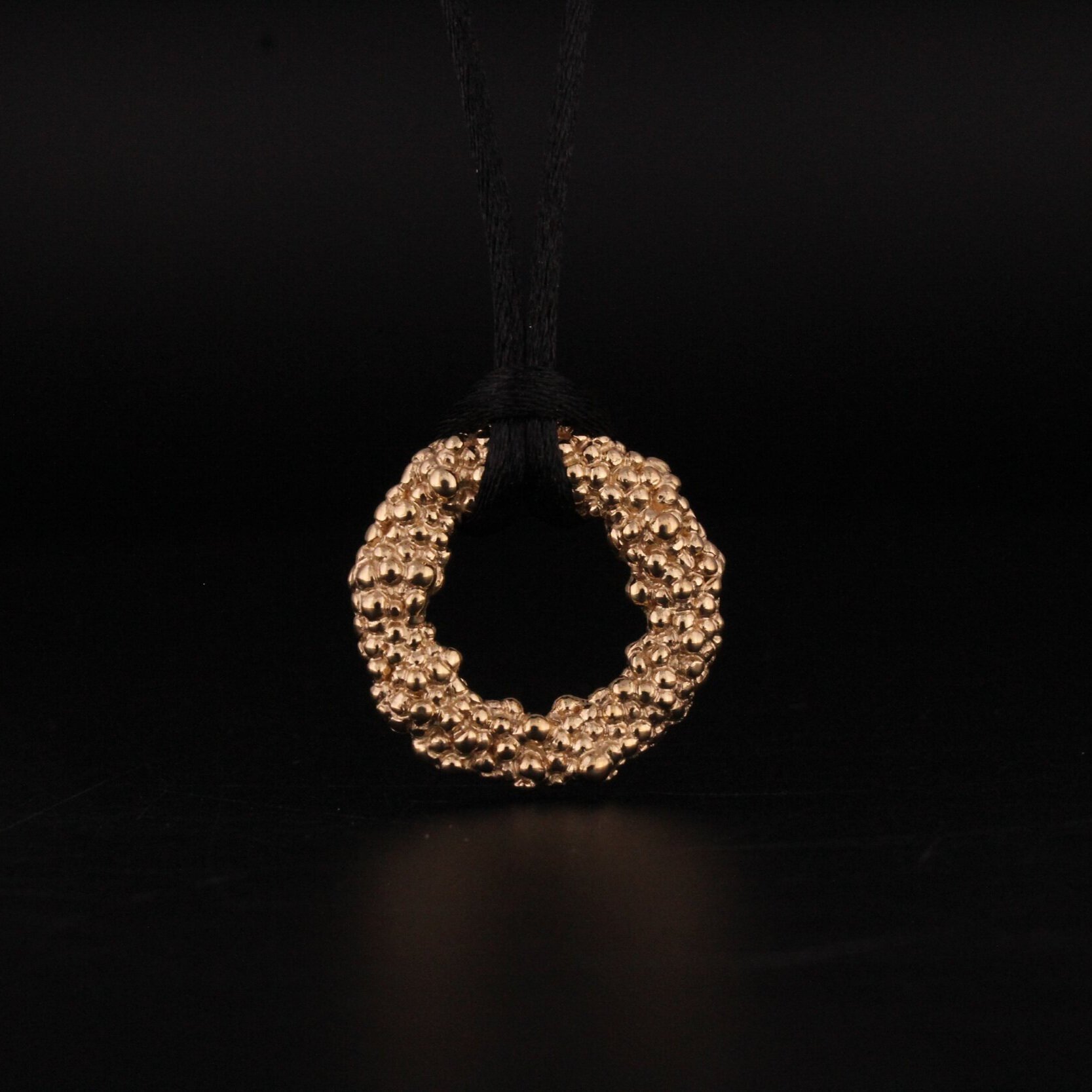 Håndlavet halssmykke af 18K rødguld med 10 brillantslebne diamanter på ialt 0.22 carat river LC med excellent slib fra kollektionen Myriader af Guldsmed Heindorf.