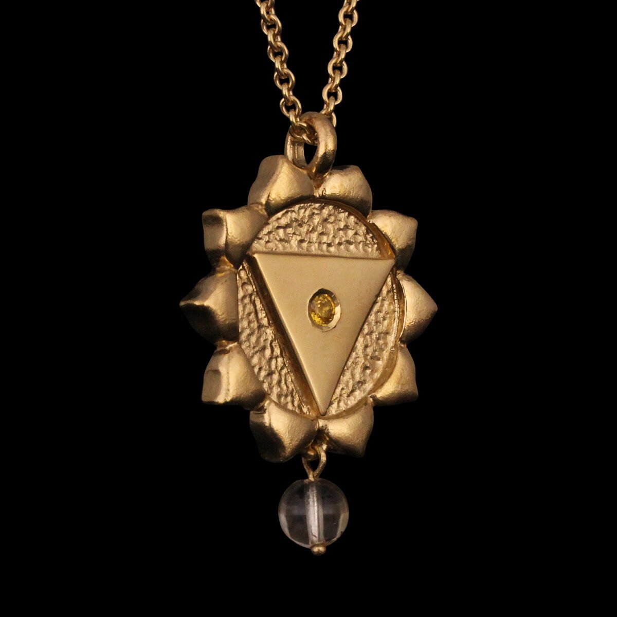 Solar Plexus Chakra er et håndlavet halssmykke af 18K rødguld med 3 facetslebne gule safirer og 1 gullig citrin fra kollektionen chakra af Guldsmed Heindorf.