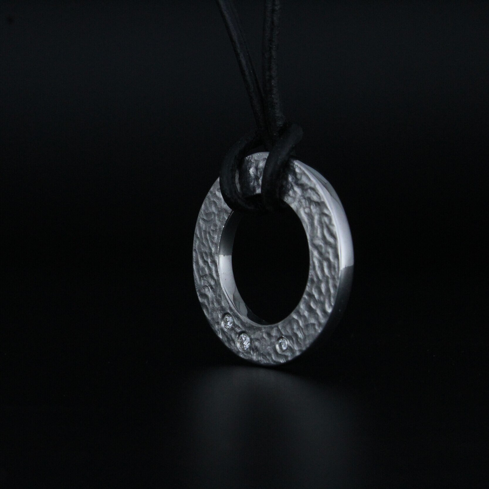 Håndlavet halssmykke af sterling sølv og 3 brillantslebne diamanter på i alt 0.06 carat river LC med excellent slib fra kollektionen Cirklen af Guldsmed Heindorf. (Copy)