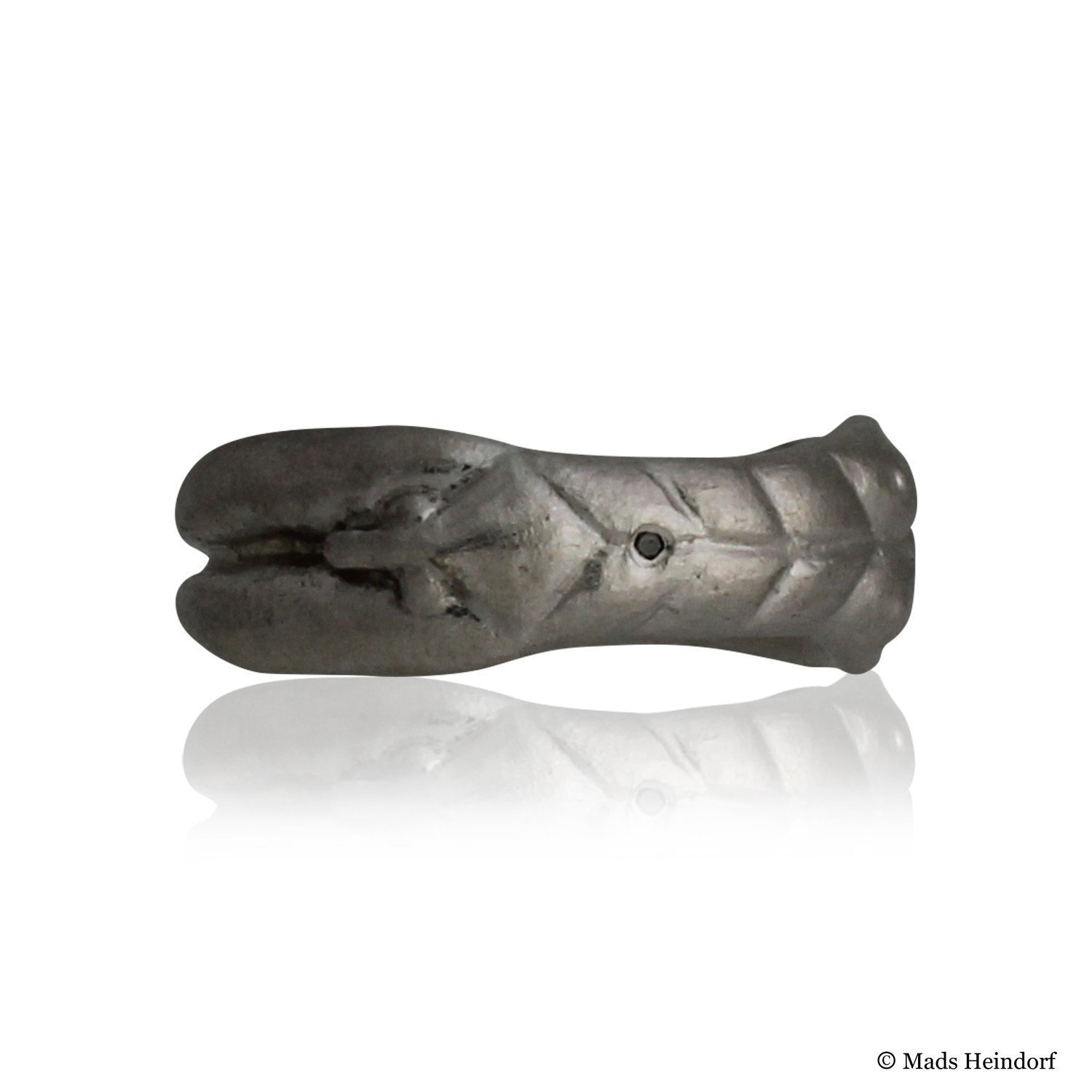 Håndlavet fingerring af sterling sølv med 0.01 carat river LC med excellent slib sort diamant placeret i navlen fra kollektionen Corpus af Guldsmed Heindorf.