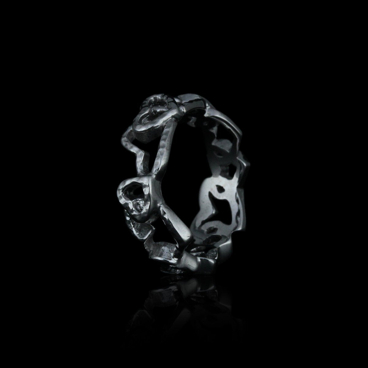 Håndlavet fingerring af sterling sølv fra kollektionen Tilfældige Hjerter af Guldsmed Heindorf.